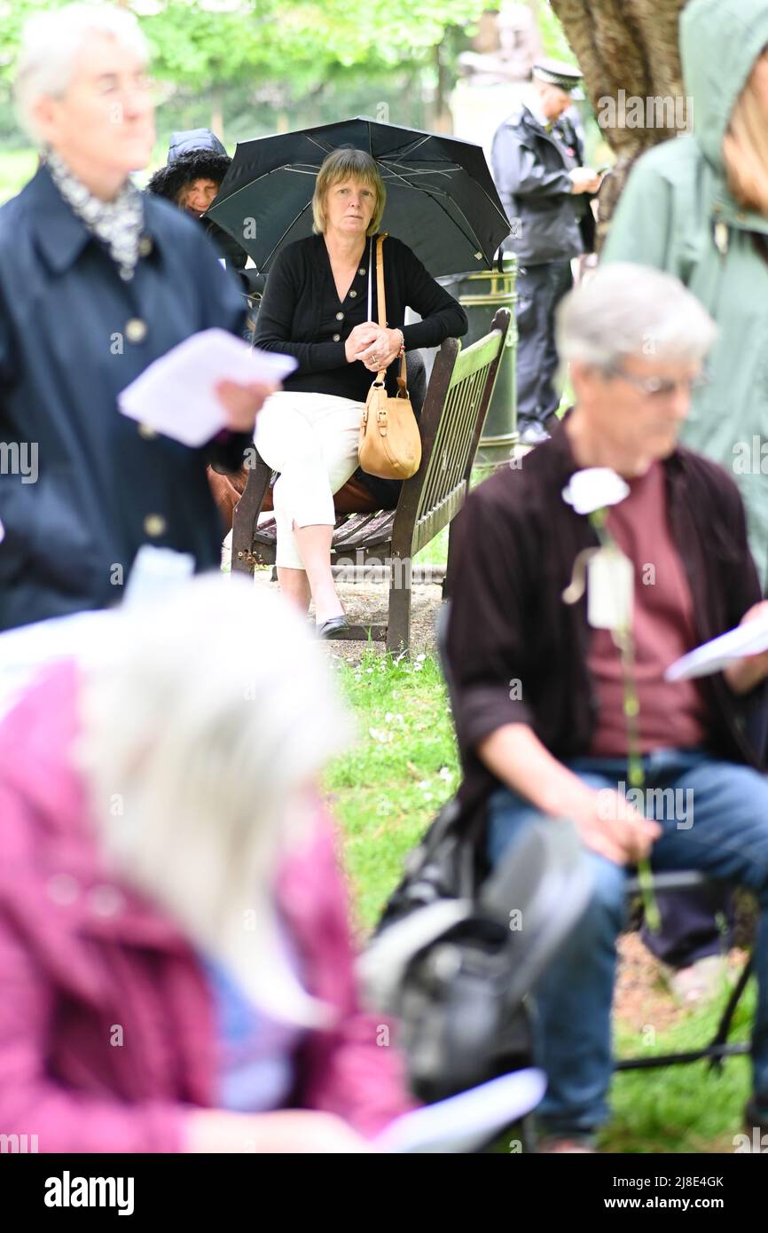 London, Großbritannien. 15.. Mai 2022. . 15.. Mai 2022. Jedes Jahr am 15.. Mai erinnern wir uns an Kriegsdienstverweigerer aus Vergangenheit und Gegenwart. Auf der ganzen Welt werden viele Menschen inhaftiert oder gezwungen, aus ihren Heimatländern zu fliehen, weil sie sich geweigert haben, der „CO-Day National Ceremony“ der Streitkräfte am Tavistock Square, London, Großbritannien, beizutreten. - 15. Mai 2022. Kredit: Picture Capital/Alamy Live Nachrichten Kredit: Picture Capital/Alamy Live Nachrichten Stockfoto