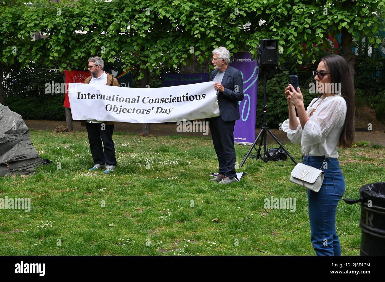 London, Großbritannien. 15.. Mai 2022. . 15.. Mai 2022. Jedes Jahr am 15.. Mai erinnern wir uns an Kriegsdienstverweigerer aus Vergangenheit und Gegenwart. Auf der ganzen Welt werden viele Menschen inhaftiert oder gezwungen, aus ihren Heimatländern zu fliehen, weil sie sich geweigert haben, der „CO-Day National Ceremony“ der Streitkräfte am Tavistock Square, London, Großbritannien, beizutreten. - 15. Mai 2022. Kredit: Picture Capital/Alamy Live Nachrichten Kredit: Picture Capital/Alamy Live Nachrichten Stockfoto