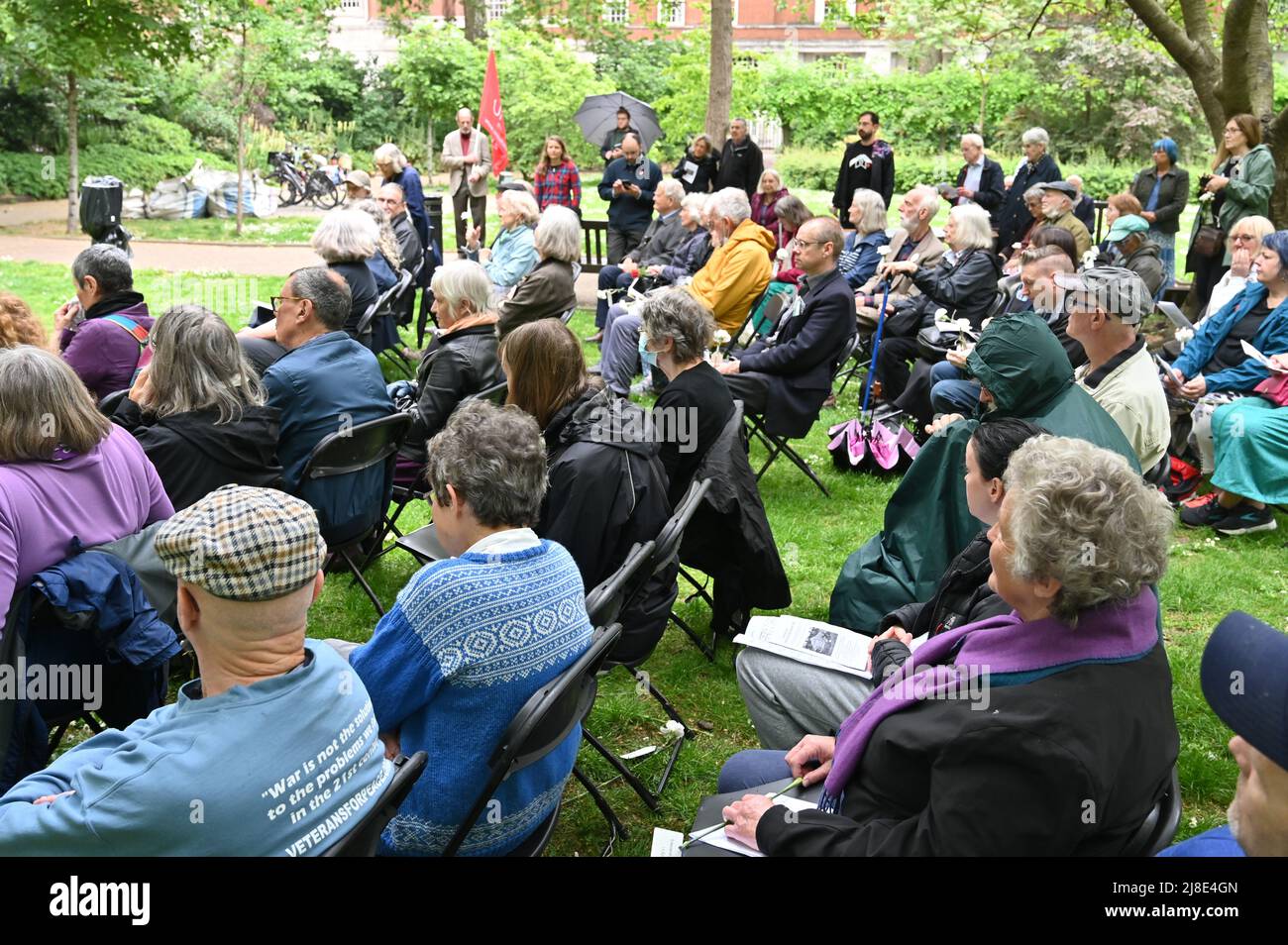 London, Großbritannien. 15.. Mai 2022. . 15.. Mai 2022. Jedes Jahr am 15.. Mai erinnern wir uns an Kriegsdienstverweigerer aus Vergangenheit und Gegenwart. Auf der ganzen Welt werden viele Menschen inhaftiert oder gezwungen, aus ihren Heimatländern zu fliehen, weil sie sich geweigert haben, der „CO-Day National Ceremony“ der Streitkräfte am Tavistock Square, London, Großbritannien, beizutreten. - 15. Mai 2022. Kredit: Picture Capital/Alamy Live Nachrichten Kredit: Picture Capital/Alamy Live Nachrichten Stockfoto