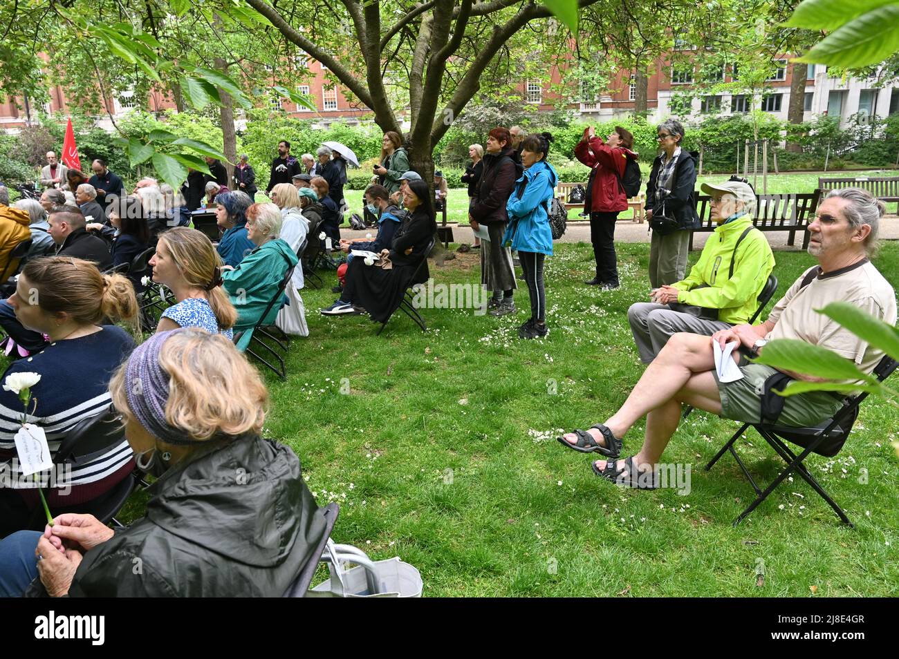 London, Großbritannien. 15.. Mai 2022. . 15.. Mai 2022. Jedes Jahr am 15.. Mai erinnern wir uns an Kriegsdienstverweigerer aus Vergangenheit und Gegenwart. Auf der ganzen Welt werden viele Menschen inhaftiert oder gezwungen, aus ihren Heimatländern zu fliehen, weil sie sich geweigert haben, der „CO-Day National Ceremony“ der Streitkräfte am Tavistock Square, London, Großbritannien, beizutreten. - 15. Mai 2022. Kredit: Picture Capital/Alamy Live Nachrichten Kredit: Picture Capital/Alamy Live Nachrichten Stockfoto