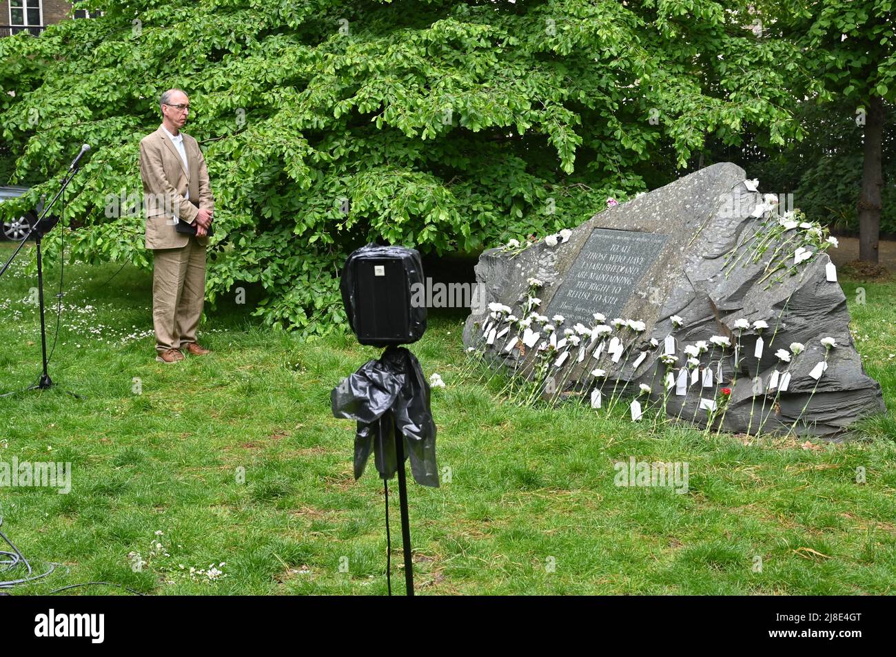 London, Großbritannien. 15.. Mai 2022. . 15.. Mai 2022. Gastgeber Michael Mears beim Internationalen Tag der Kriegsdienstverweigerer in Vergangenheit und Gegenwart. Auf der ganzen Welt werden viele Menschen inhaftiert oder gezwungen, aus ihren Heimatländern zu fliehen, weil sie sich geweigert haben, der „CO-Day National Ceremony“ der Streitkräfte am Tavistock Square, London, Großbritannien, beizutreten. - 15. Mai 2022. Kredit: Picture Capital/Alamy Live Nachrichten Kredit: Picture Capital/Alamy Live Nachrichten Stockfoto