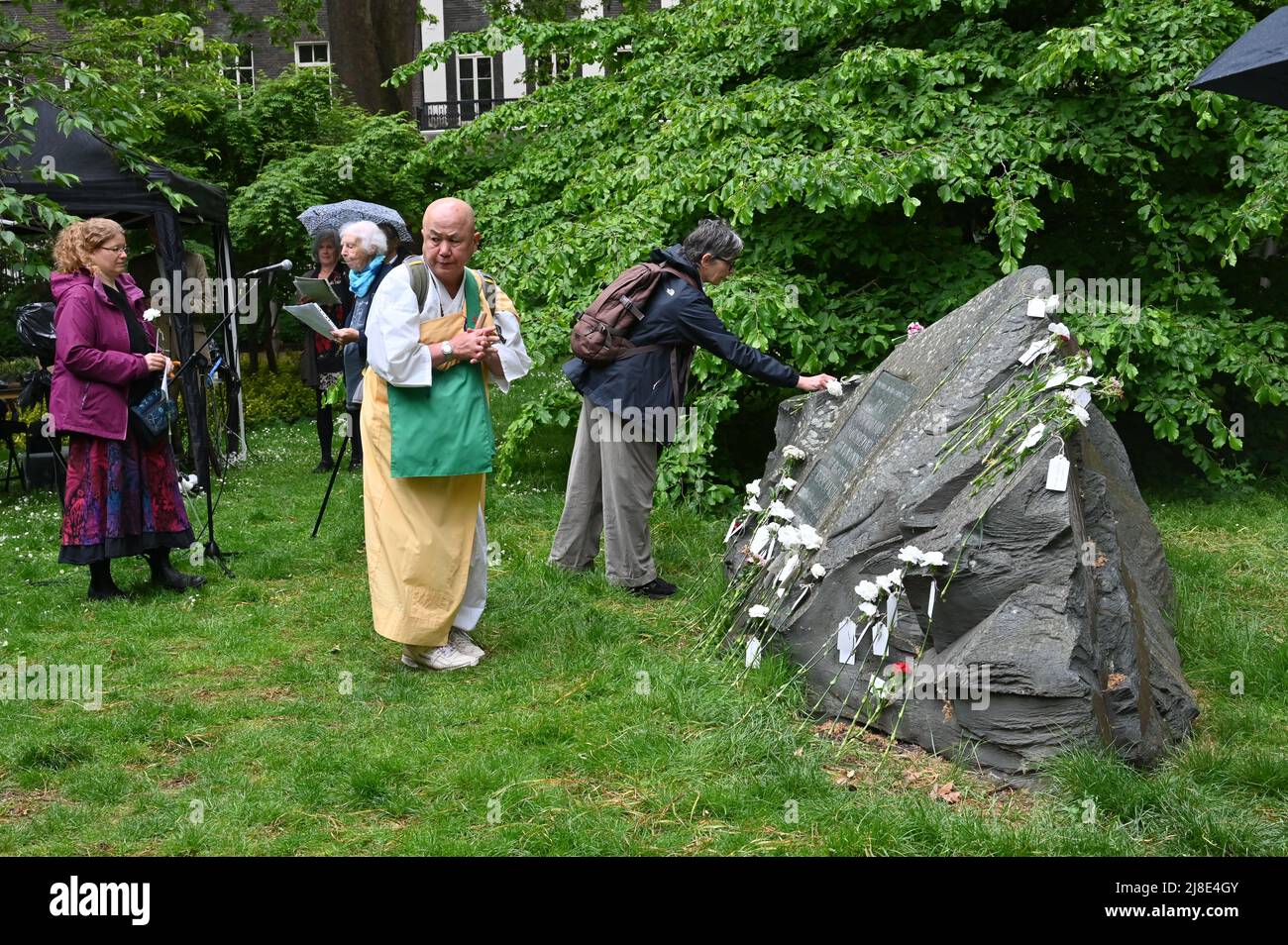 London, Großbritannien. 15.. Mai 2022. . 15.. Mai 2022. Jedes Jahr am 15.. Mai erinnern wir uns an Kriegsdienstverweigerer aus Vergangenheit und Gegenwart. Auf der ganzen Welt werden viele Menschen inhaftiert oder gezwungen, aus ihren Heimatländern zu fliehen, weil sie sich geweigert haben, der „CO-Day National Ceremony“ der Streitkräfte am Tavistock Square, London, Großbritannien, beizutreten. - 15. Mai 2022. Kredit: Picture Capital/Alamy Live Nachrichten Kredit: Picture Capital/Alamy Live Nachrichten Stockfoto