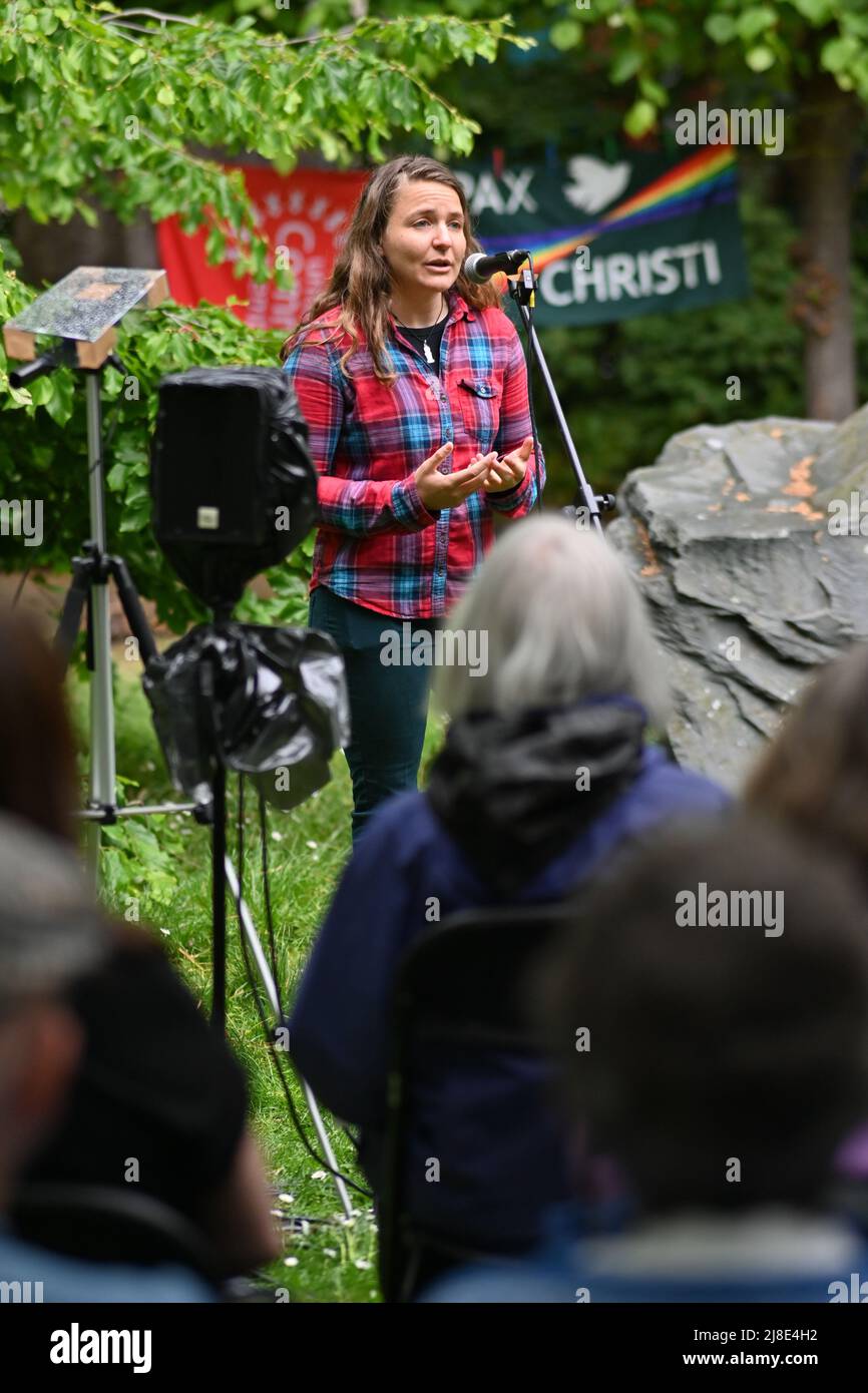 London, Großbritannien. 15.. Mai 2022. . 15.. Mai 2022. Sprecher: Sahar Vardi, israelischer Kriegsdienstverweigerer beim Internationalen Tag der Kriegsdienstverweigerer, sowohl in der Vergangenheit als auch in der Gegenwart. Auf der ganzen Welt werden viele Menschen inhaftiert oder gezwungen, aus ihren Heimatländern zu fliehen, weil sie sich geweigert haben, der „CO-Day National Ceremony“ der Streitkräfte am Tavistock Square, London, Großbritannien, beizutreten. - 15. Mai 2022. Kredit: Picture Capital/Alamy Live Nachrichten Kredit: Picture Capital/Alamy Live Nachrichten Stockfoto