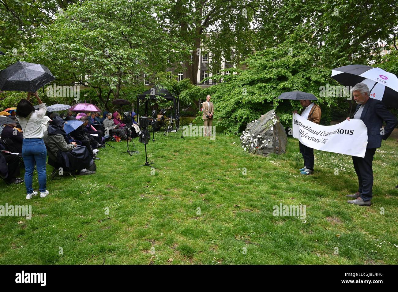 London, Großbritannien. 15.. Mai 2022. . 15.. Mai 2022. Gastgeber Michael Mears beim Internationalen Tag der Kriegsdienstverweigerer in Vergangenheit und Gegenwart. Auf der ganzen Welt werden viele Menschen inhaftiert oder gezwungen, aus ihren Heimatländern zu fliehen, weil sie sich geweigert haben, der „CO-Day National Ceremony“ der Streitkräfte am Tavistock Square, London, Großbritannien, beizutreten. - 15. Mai 2022. Kredit: Picture Capital/Alamy Live Nachrichten Kredit: Picture Capital/Alamy Live Nachrichten Stockfoto