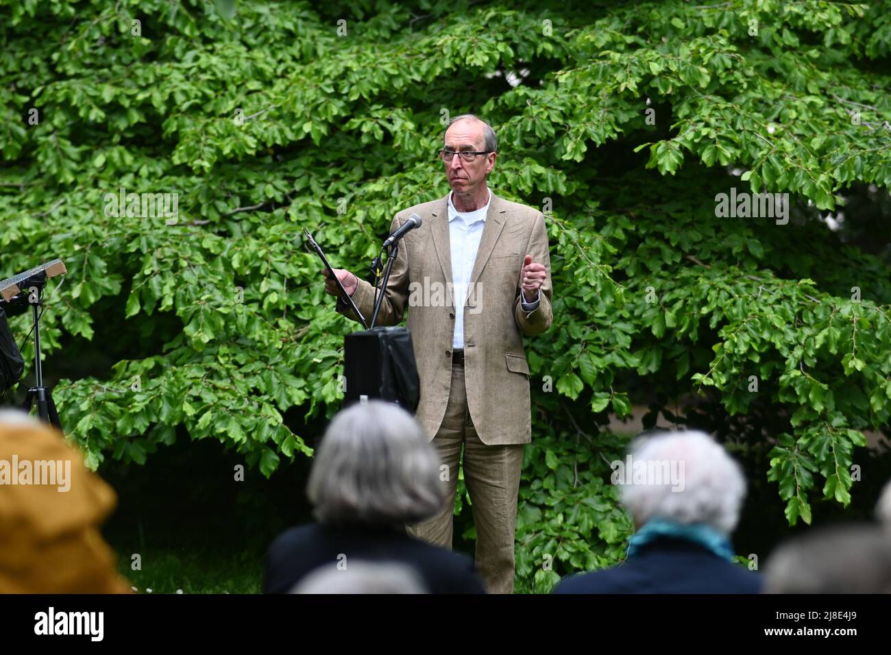 London, Großbritannien. 15.. Mai 2022. . 15.. Mai 2022. Sprecher: Michael Mears beim Internationalen Tag der Kriegsdienstverweigerer in Vergangenheit und Gegenwart. Auf der ganzen Welt werden viele Menschen inhaftiert oder gezwungen, aus ihren Heimatländern zu fliehen, weil sie sich geweigert haben, der „CO-Day National Ceremony“ der Streitkräfte am Tavistock Square, London, Großbritannien, beizutreten. - 15. Mai 2022. Kredit: Picture Capital/Alamy Live Nachrichten Kredit: Picture Capital/Alamy Live Nachrichten Stockfoto