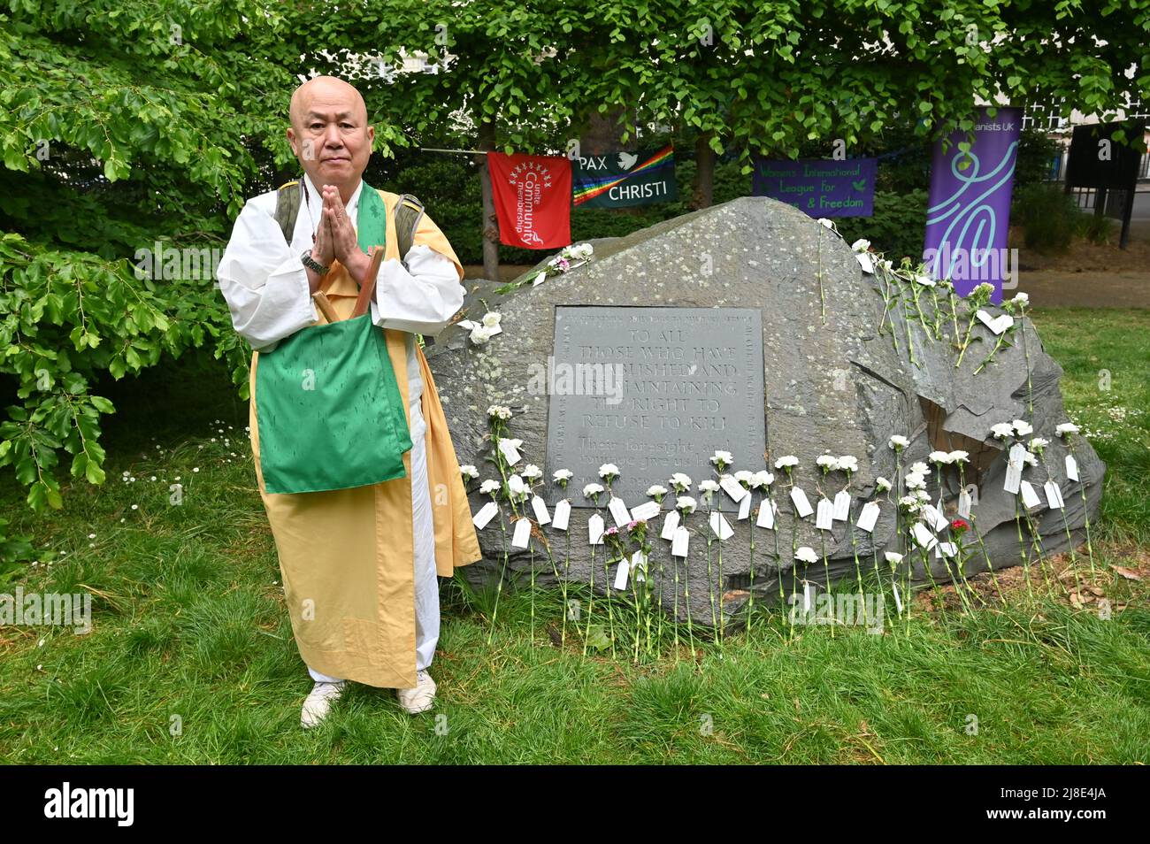 London, Großbritannien. 15.. Mai 2022. . 15.. Mai 2022. Ein japanischer Mönch nahm an dem Internationalen Tag der Kriegsdienstverweigerer Teil, sowohl in der Vergangenheit als auch in der Gegenwart. Auf der ganzen Welt werden viele Menschen inhaftiert oder gezwungen, aus ihren Heimatländern zu fliehen, weil sie sich geweigert haben, der „CO-Day National Ceremony“ der Streitkräfte am Tavistock Square, London, Großbritannien, beizutreten. - 15. Mai 2022. Kredit: Picture Capital/Alamy Live Nachrichten Kredit: Picture Capital/Alamy Live Nachrichten Stockfoto
