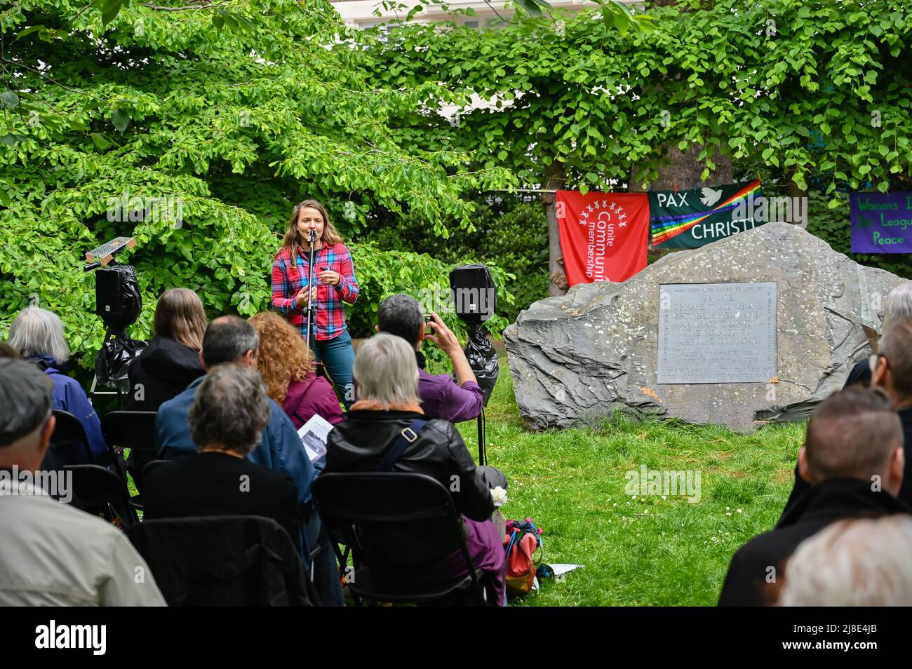 London, Großbritannien. 15.. Mai 2022. . 15.. Mai 2022. Sprecher: Sahar Vardi, israelischer Kriegsdienstverweigerer beim Internationalen Tag der Kriegsdienstverweigerer, sowohl in der Vergangenheit als auch in der Gegenwart. Auf der ganzen Welt werden viele Menschen inhaftiert oder gezwungen, aus ihren Heimatländern zu fliehen, weil sie sich geweigert haben, der „CO-Day National Ceremony“ der Streitkräfte am Tavistock Square, London, Großbritannien, beizutreten. - 15. Mai 2022. Kredit: Picture Capital/Alamy Live Nachrichten Kredit: Picture Capital/Alamy Live Nachrichten Stockfoto