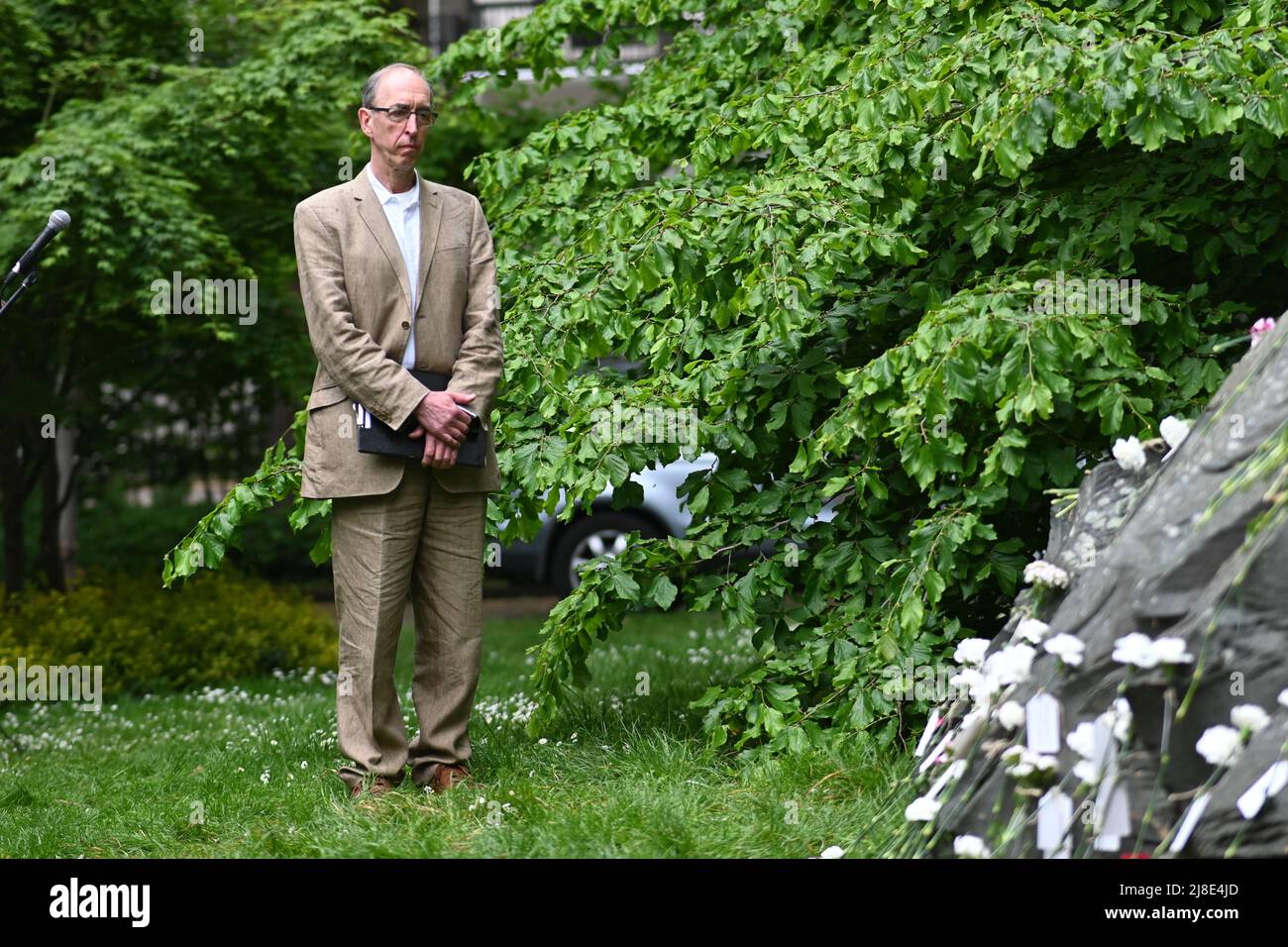 London, Großbritannien. 15.. Mai 2022. . 15.. Mai 2022. Gastgeber Michael Mears beim Internationalen Tag der Kriegsdienstverweigerer in Vergangenheit und Gegenwart. Auf der ganzen Welt werden viele Menschen inhaftiert oder gezwungen, aus ihren Heimatländern zu fliehen, weil sie sich geweigert haben, der „CO-Day National Ceremony“ der Streitkräfte am Tavistock Square, London, Großbritannien, beizutreten. - 15. Mai 2022. Kredit: Picture Capital/Alamy Live Nachrichten Kredit: Picture Capital/Alamy Live Nachrichten Stockfoto