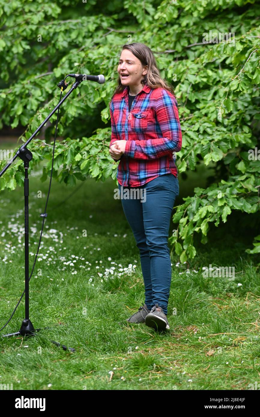 London, Großbritannien. 15.. Mai 2022. . 15.. Mai 2022. Sprecher: Sahar Vardi, israelischer Kriegsdienstverweigerer beim Internationalen Tag der Kriegsdienstverweigerer, sowohl in der Vergangenheit als auch in der Gegenwart. Auf der ganzen Welt werden viele Menschen inhaftiert oder gezwungen, aus ihren Heimatländern zu fliehen, weil sie sich geweigert haben, der „CO-Day National Ceremony“ der Streitkräfte am Tavistock Square, London, Großbritannien, beizutreten. - 15. Mai 2022. Kredit: Picture Capital/Alamy Live Nachrichten Kredit: Picture Capital/Alamy Live Nachrichten Stockfoto