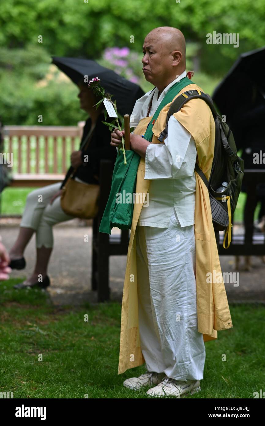 London, Großbritannien. 15.. Mai 2022. . 15.. Mai 2022. Ein japanischer Mönch nahm an dem Internationalen Tag der Kriegsdienstverweigerer Teil, sowohl in der Vergangenheit als auch in der Gegenwart. Auf der ganzen Welt werden viele Menschen inhaftiert oder gezwungen, aus ihren Heimatländern zu fliehen, weil sie sich geweigert haben, der „CO-Day National Ceremony“ der Streitkräfte am Tavistock Square, London, Großbritannien, beizutreten. - 15. Mai 2022. Kredit: Picture Capital/Alamy Live Nachrichten Kredit: Picture Capital/Alamy Live Nachrichten Stockfoto