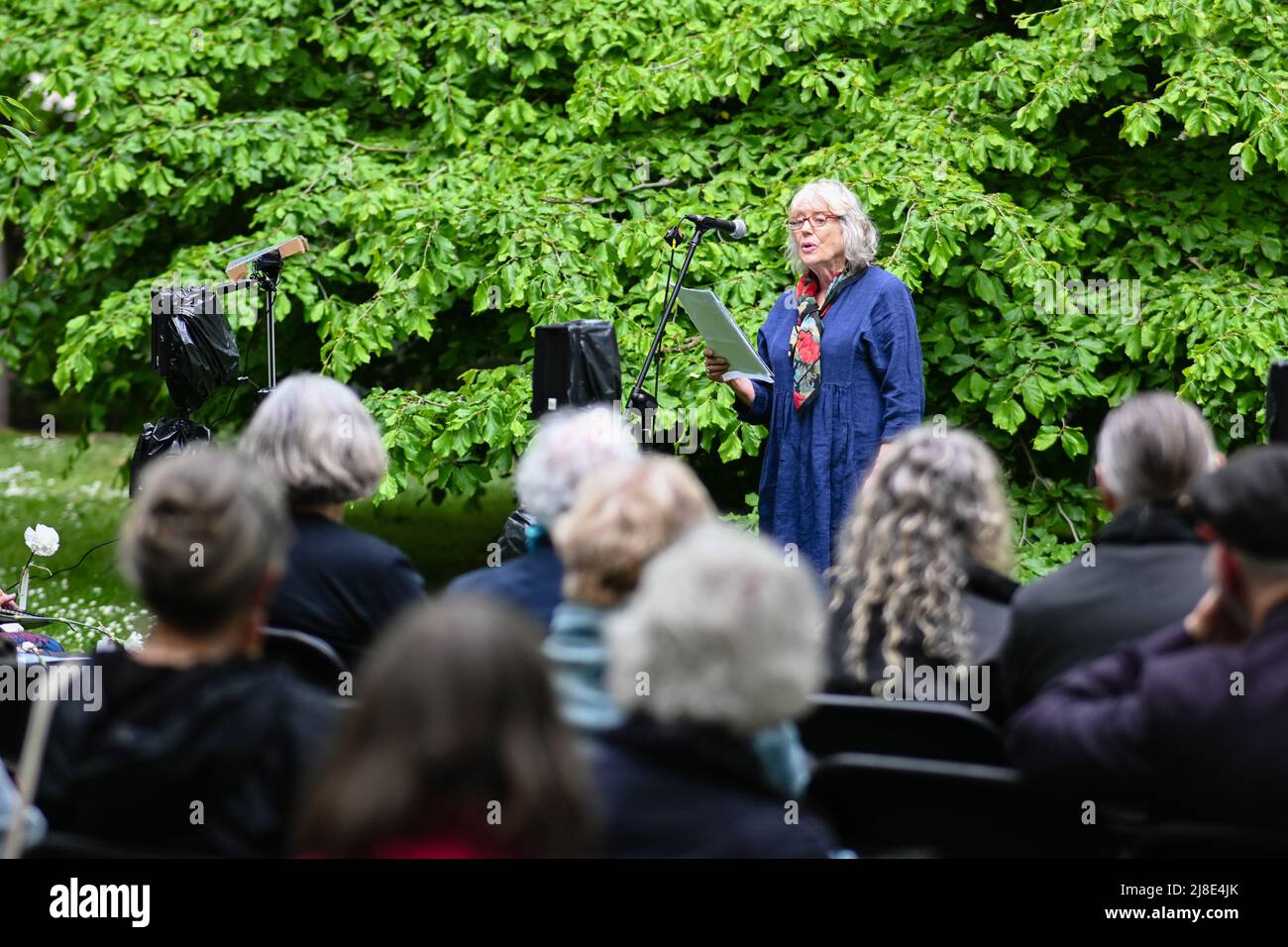 London, Großbritannien. 15.. Mai 2022. . 15.. Mai 2022. Sprecher: KiKa Markham ist Schauspieler beim Internationalen Tag der Kriegsdienstverweigerer, sowohl in der Vergangenheit als auch in der Gegenwart. Auf der ganzen Welt werden viele Menschen inhaftiert oder gezwungen, aus ihren Heimatländern zu fliehen, weil sie sich geweigert haben, der „CO-Day National Ceremony“ der Streitkräfte am Tavistock Square, London, Großbritannien, beizutreten. - 15. Mai 2022. Kredit: Picture Capital/Alamy Live Nachrichten Kredit: Picture Capital/Alamy Live Nachrichten Stockfoto