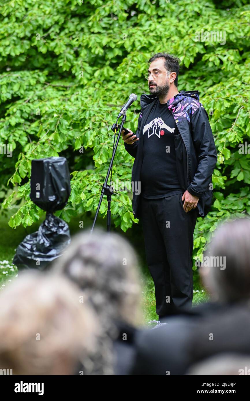 London, Großbritannien. 15.. Mai 2022. . 15.. Mai 2022. Sprecher: Semih Sapmaz, war Resisters International beim Internationalen Tag der Kriegsdienstverweigerer in Vergangenheit und Gegenwart. Auf der ganzen Welt werden viele Menschen inhaftiert oder gezwungen, aus ihren Heimatländern zu fliehen, weil sie sich geweigert haben, der „CO-Day National Ceremony“ der Streitkräfte am Tavistock Square, London, Großbritannien, beizutreten. - 15. Mai 2022. Kredit: Picture Capital/Alamy Live Nachrichten Kredit: Picture Capital/Alamy Live Nachrichten Stockfoto