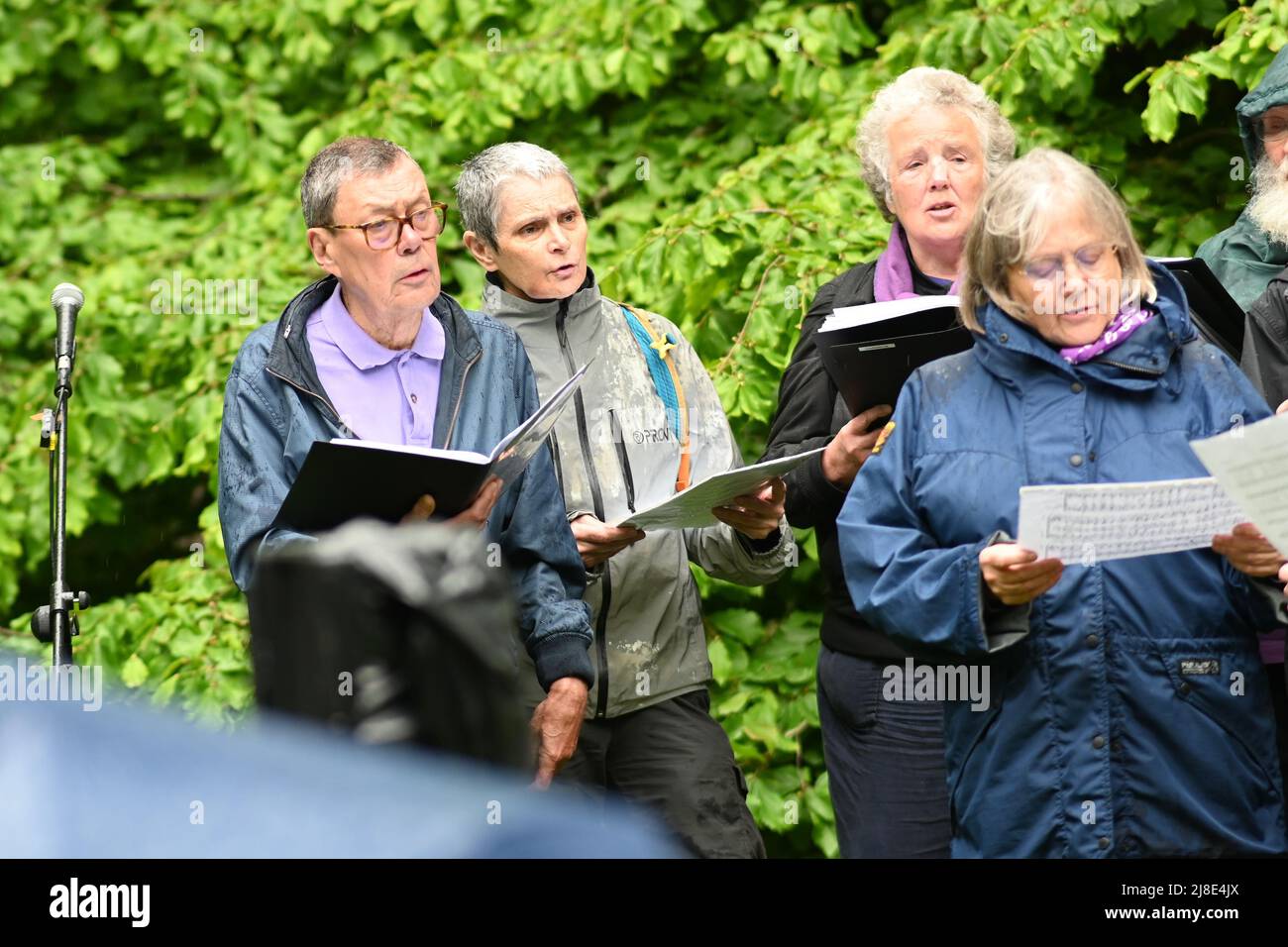 London, Großbritannien. 15.. Mai 2022. . 15.. Mai 2022. Beim Internationalen Tag der Kriegsdienstverweigerer treten sowohl in der Vergangenheit als auch in der Gegenwart der Chor von Se Gilmurray und Raised Voices auf. Auf der ganzen Welt werden viele Menschen inhaftiert oder gezwungen, aus ihren Heimatländern zu fliehen, weil sie sich geweigert haben, der „CO-Day National Ceremony“ der Streitkräfte am Tavistock Square, London, Großbritannien, beizutreten. - 15. Mai 2022. Kredit: Picture Capital/Alamy Live Nachrichten Kredit: Picture Capital/Alamy Live Nachrichten Stockfoto
