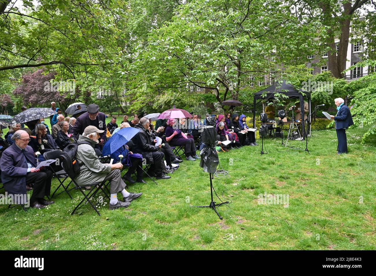 London, Großbritannien. 15.. Mai 2022. . 15.. Mai 2022. Jedes Jahr am 15.. Mai erinnern wir uns an Kriegsdienstverweigerer aus Vergangenheit und Gegenwart. Auf der ganzen Welt werden viele Menschen inhaftiert oder gezwungen, aus ihren Heimatländern zu fliehen, weil sie sich geweigert haben, der „CO-Day National Ceremony“ der Streitkräfte am Tavistock Square, London, Großbritannien, beizutreten. - 15. Mai 2022. Kredit: Picture Capital/Alamy Live Nachrichten Kredit: Picture Capital/Alamy Live Nachrichten Stockfoto