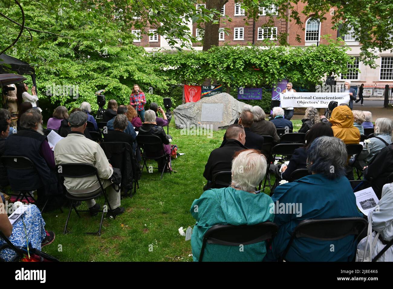 London, Großbritannien. 15.. Mai 2022. . 15.. Mai 2022. Sprecher: Sahar Vardi, israelischer Kriegsdienstverweigerer beim Internationalen Tag der Kriegsdienstverweigerer, sowohl in der Vergangenheit als auch in der Gegenwart. Auf der ganzen Welt werden viele Menschen inhaftiert oder gezwungen, aus ihren Heimatländern zu fliehen, weil sie sich geweigert haben, der „CO-Day National Ceremony“ der Streitkräfte am Tavistock Square, London, Großbritannien, beizutreten. - 15. Mai 2022. Kredit: Picture Capital/Alamy Live Nachrichten Kredit: Picture Capital/Alamy Live Nachrichten Stockfoto