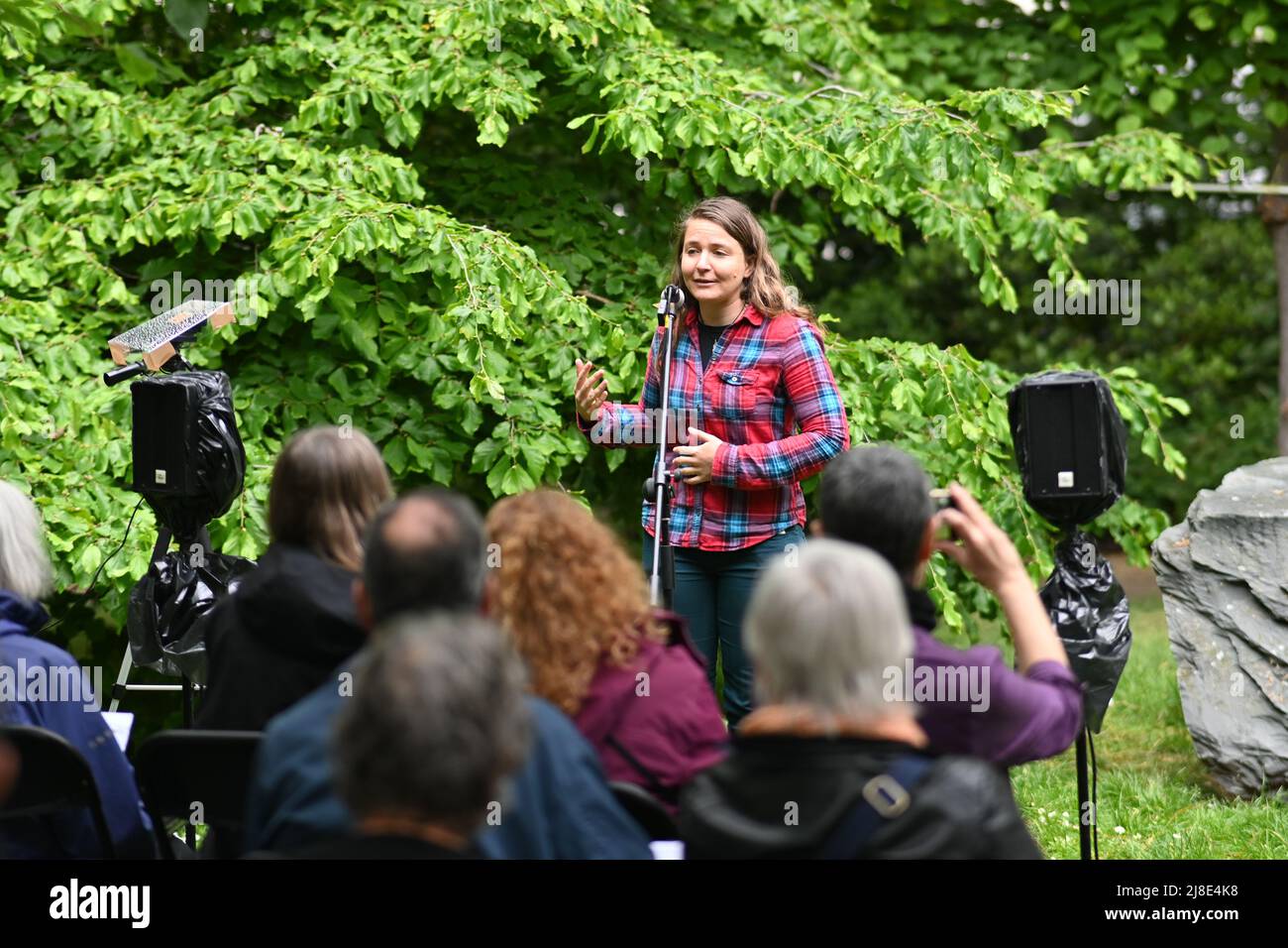 London, Großbritannien. 15.. Mai 2022. . 15.. Mai 2022. Sprecher: Sahar Vardi, israelischer Kriegsdienstverweigerer beim Internationalen Tag der Kriegsdienstverweigerer, sowohl in der Vergangenheit als auch in der Gegenwart. Auf der ganzen Welt werden viele Menschen inhaftiert oder gezwungen, aus ihren Heimatländern zu fliehen, weil sie sich geweigert haben, der „CO-Day National Ceremony“ der Streitkräfte am Tavistock Square, London, Großbritannien, beizutreten. - 15. Mai 2022. Kredit: Picture Capital/Alamy Live Nachrichten Kredit: Picture Capital/Alamy Live Nachrichten Stockfoto
