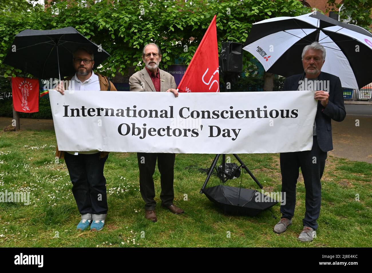 London, Großbritannien. 15.. Mai 2022. . 15.. Mai 2022. Jedes Jahr am 15.. Mai erinnern wir uns an Kriegsdienstverweigerer aus Vergangenheit und Gegenwart. Auf der ganzen Welt werden viele Menschen inhaftiert oder gezwungen, aus ihren Heimatländern zu fliehen, weil sie sich geweigert haben, der „CO-Day National Ceremony“ der Streitkräfte am Tavistock Square, London, Großbritannien, beizutreten. - 15. Mai 2022. Kredit: Picture Capital/Alamy Live Nachrichten Kredit: Picture Capital/Alamy Live Nachrichten Stockfoto