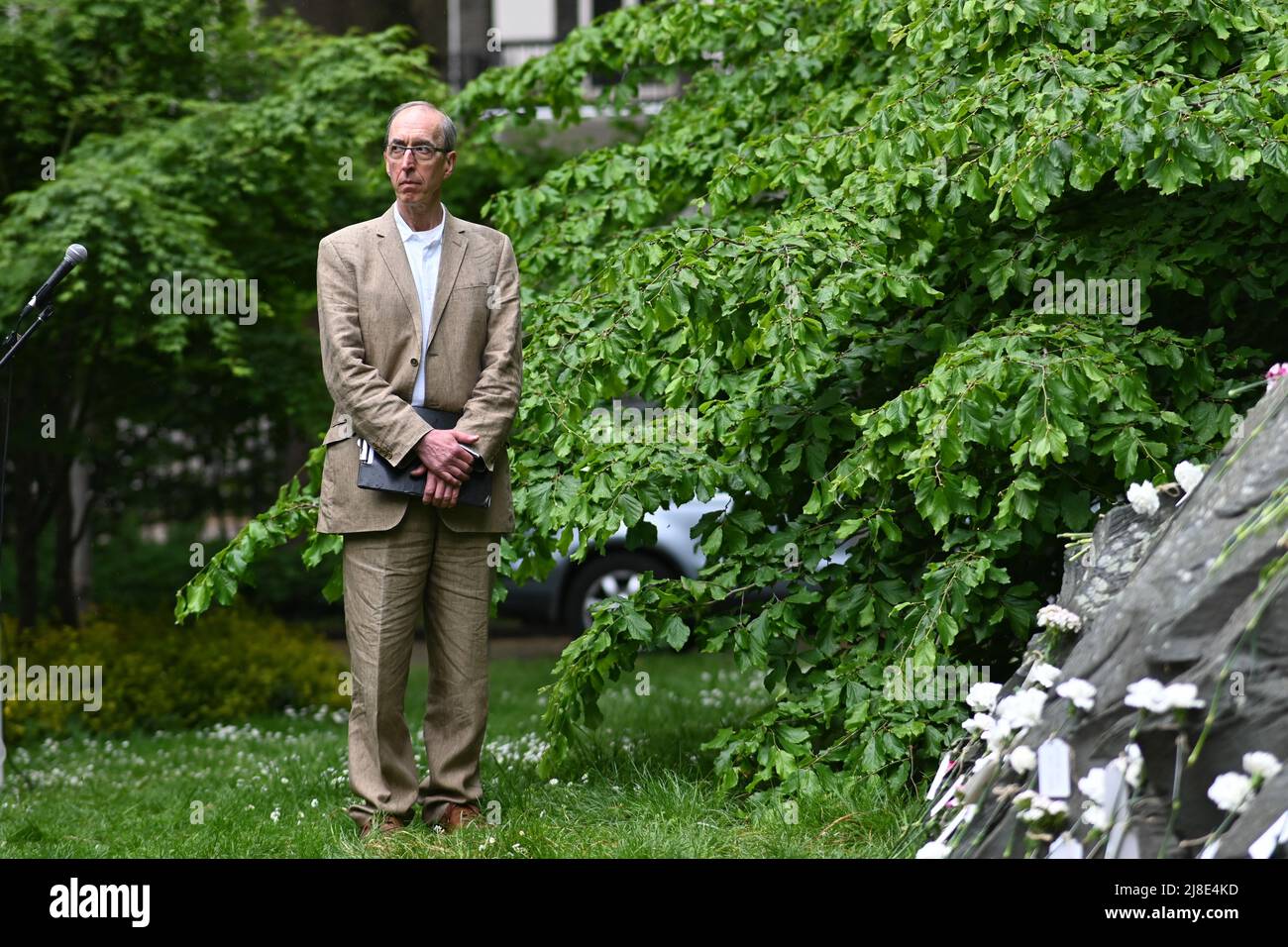 London, Großbritannien. 15.. Mai 2022. . 15.. Mai 2022. Gastgeber Michael Mears beim Internationalen Tag der Kriegsdienstverweigerer in Vergangenheit und Gegenwart. Auf der ganzen Welt werden viele Menschen inhaftiert oder gezwungen, aus ihren Heimatländern zu fliehen, weil sie sich geweigert haben, der „CO-Day National Ceremony“ der Streitkräfte am Tavistock Square, London, Großbritannien, beizutreten. - 15. Mai 2022. Kredit: Picture Capital/Alamy Live Nachrichten Kredit: Picture Capital/Alamy Live Nachrichten Stockfoto