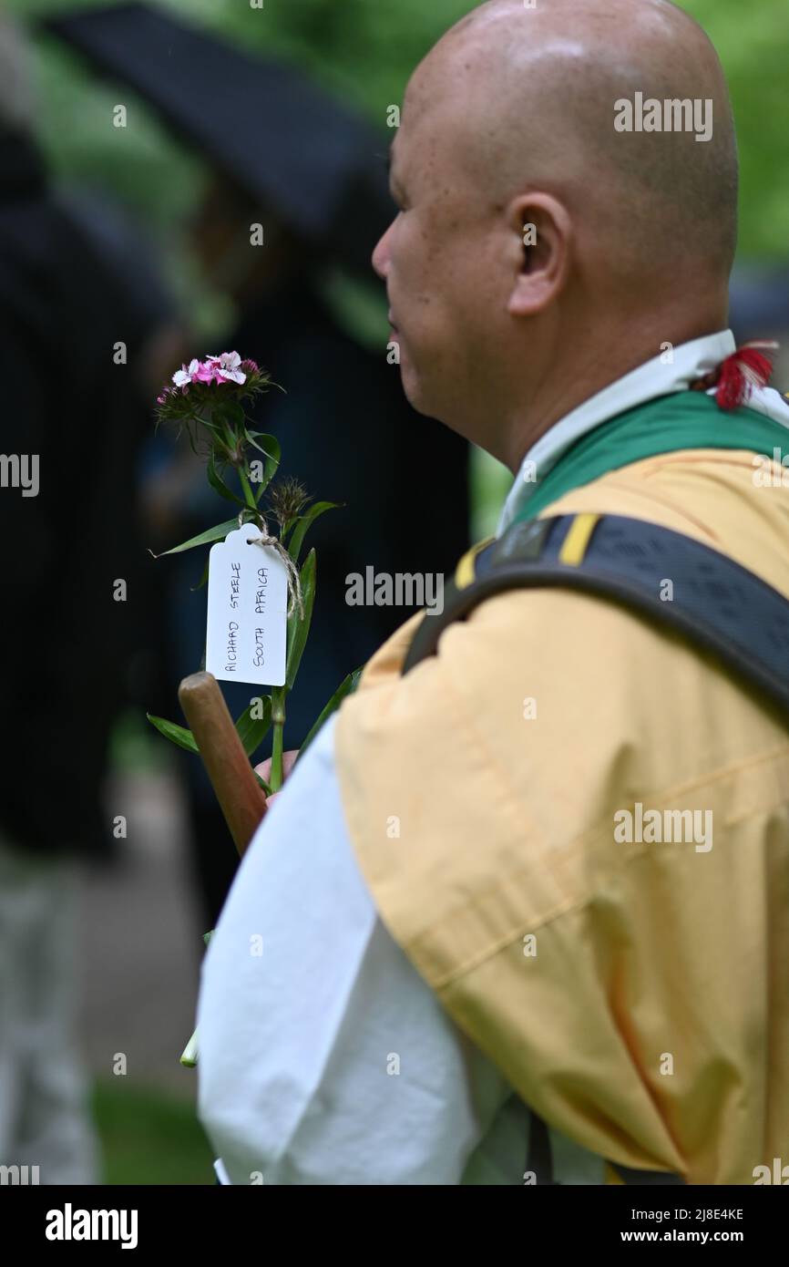 London, Großbritannien. 15.. Mai 2022. . 15.. Mai 2022. Ein japanischer Mönch nahm an dem Internationalen Tag der Kriegsdienstverweigerer Teil, sowohl in der Vergangenheit als auch in der Gegenwart. Auf der ganzen Welt werden viele Menschen inhaftiert oder gezwungen, aus ihren Heimatländern zu fliehen, weil sie sich geweigert haben, der „CO-Day National Ceremony“ der Streitkräfte am Tavistock Square, London, Großbritannien, beizutreten. - 15. Mai 2022. Kredit: Picture Capital/Alamy Live Nachrichten Kredit: Picture Capital/Alamy Live Nachrichten Stockfoto