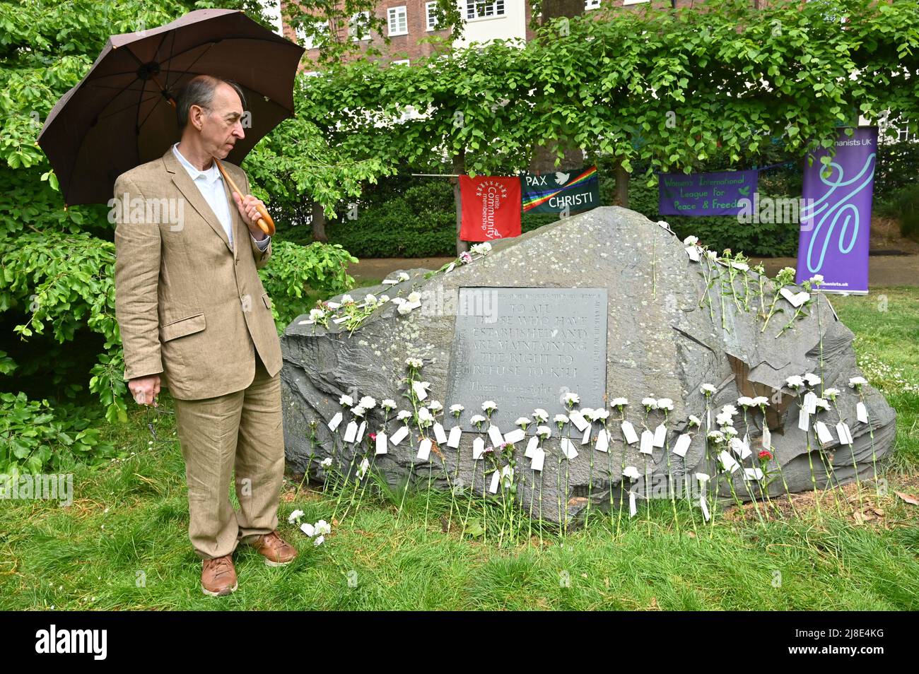 London, Großbritannien. 15.. Mai 2022. . 15.. Mai 2022. Gastgeber Michael Mears beim Internationalen Tag der Kriegsdienstverweigerer in Vergangenheit und Gegenwart. Auf der ganzen Welt werden viele Menschen inhaftiert oder gezwungen, aus ihren Heimatländern zu fliehen, weil sie sich geweigert haben, der „CO-Day National Ceremony“ der Streitkräfte am Tavistock Square, London, Großbritannien, beizutreten. - 15. Mai 2022. Kredit: Picture Capital/Alamy Live Nachrichten Kredit: Picture Capital/Alamy Live Nachrichten Stockfoto