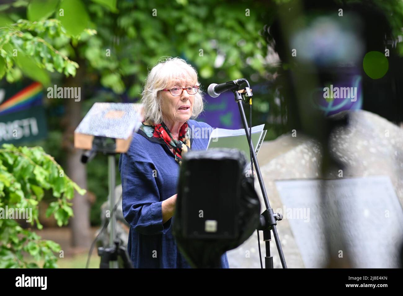 London, Großbritannien. 15.. Mai 2022. . 15.. Mai 2022. Sprecher: KiKa Markham ist Schauspieler beim Internationalen Tag der Kriegsdienstverweigerer, sowohl in der Vergangenheit als auch in der Gegenwart. Auf der ganzen Welt werden viele Menschen inhaftiert oder gezwungen, aus ihren Heimatländern zu fliehen, weil sie sich geweigert haben, der „CO-Day National Ceremony“ der Streitkräfte am Tavistock Square, London, Großbritannien, beizutreten. - 15. Mai 2022. Kredit: Picture Capital/Alamy Live Nachrichten Kredit: Picture Capital/Alamy Live Nachrichten Stockfoto