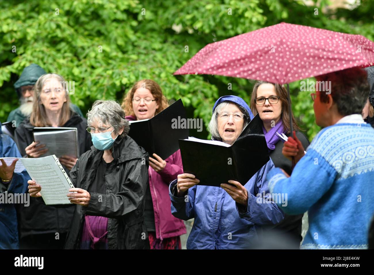 London, Großbritannien. 15.. Mai 2022. . 15.. Mai 2022. Beim Internationalen Tag der Kriegsdienstverweigerer treten sowohl in der Vergangenheit als auch in der Gegenwart der Chor von Se Gilmurray und Raised Voices auf. Auf der ganzen Welt werden viele Menschen inhaftiert oder gezwungen, aus ihren Heimatländern zu fliehen, weil sie sich geweigert haben, der „CO-Day National Ceremony“ der Streitkräfte am Tavistock Square, London, Großbritannien, beizutreten. - 15. Mai 2022. Kredit: Picture Capital/Alamy Live Nachrichten Kredit: Picture Capital/Alamy Live Nachrichten Stockfoto