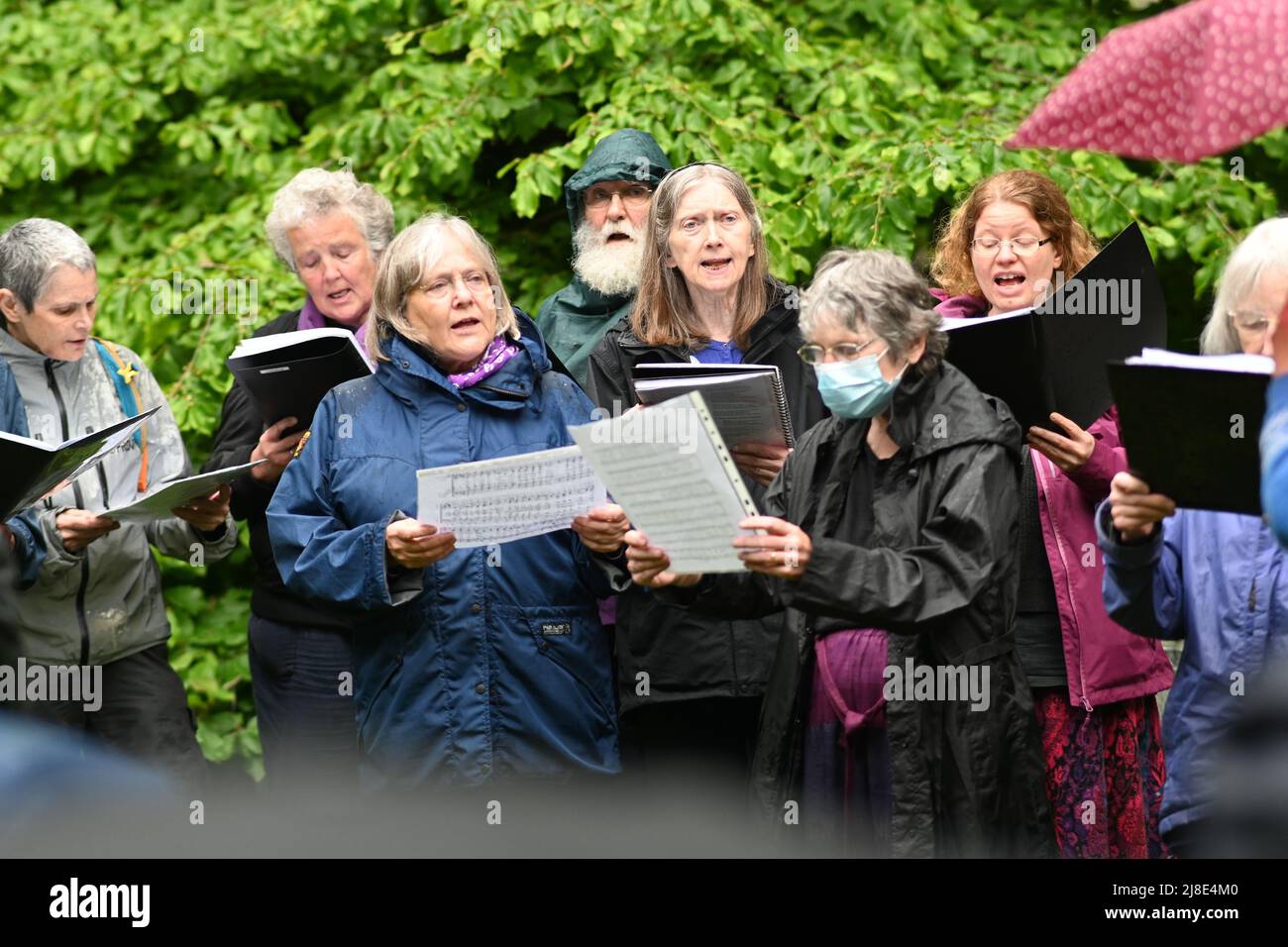 London, Großbritannien. 15.. Mai 2022. . 15.. Mai 2022. Beim Internationalen Tag der Kriegsdienstverweigerer treten sowohl in der Vergangenheit als auch in der Gegenwart der Chor von Se Gilmurray und Raised Voices auf. Auf der ganzen Welt werden viele Menschen inhaftiert oder gezwungen, aus ihren Heimatländern zu fliehen, weil sie sich geweigert haben, der „CO-Day National Ceremony“ der Streitkräfte am Tavistock Square, London, Großbritannien, beizutreten. - 15. Mai 2022. Kredit: Picture Capital/Alamy Live Nachrichten Kredit: Picture Capital/Alamy Live Nachrichten Stockfoto