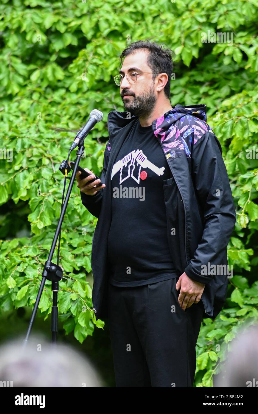 London, Großbritannien. 15.. Mai 2022. . 15.. Mai 2022. Sprecher: Semih Sapmaz, war Resisters International beim Internationalen Tag der Kriegsdienstverweigerer in Vergangenheit und Gegenwart. Auf der ganzen Welt werden viele Menschen inhaftiert oder gezwungen, aus ihren Heimatländern zu fliehen, weil sie sich geweigert haben, der „CO-Day National Ceremony“ der Streitkräfte am Tavistock Square, London, Großbritannien, beizutreten. - 15. Mai 2022. Kredit: Picture Capital/Alamy Live Nachrichten Kredit: Picture Capital/Alamy Live Nachrichten Stockfoto