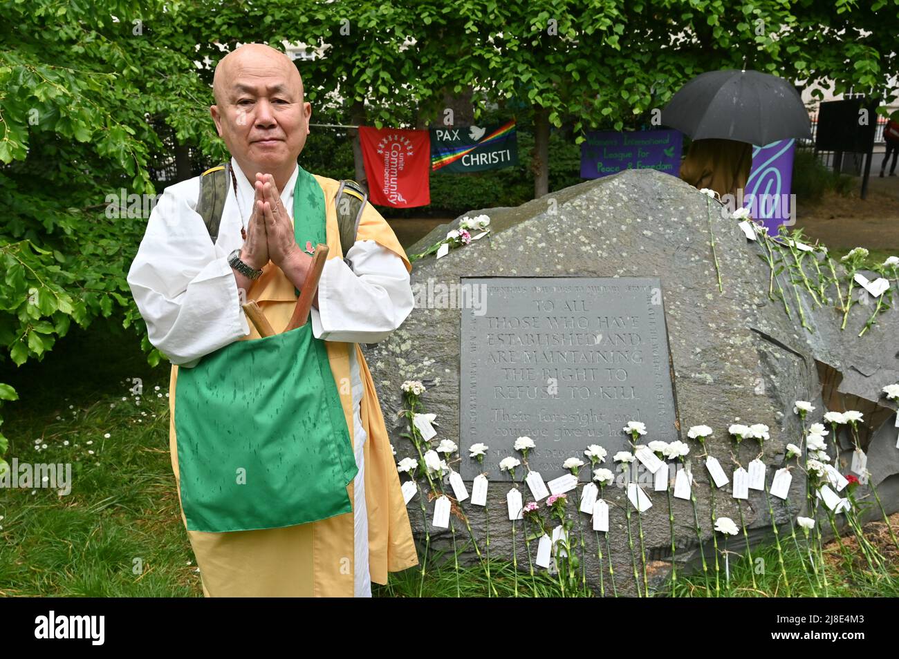 London, Großbritannien. 15.. Mai 2022. . 15.. Mai 2022. Ein japanischer Mönch nahm an dem Internationalen Tag der Kriegsdienstverweigerer Teil, sowohl in der Vergangenheit als auch in der Gegenwart. Auf der ganzen Welt werden viele Menschen inhaftiert oder gezwungen, aus ihren Heimatländern zu fliehen, weil sie sich geweigert haben, der „CO-Day National Ceremony“ der Streitkräfte am Tavistock Square, London, Großbritannien, beizutreten. - 15. Mai 2022. Kredit: Picture Capital/Alamy Live Nachrichten Kredit: Picture Capital/Alamy Live Nachrichten Stockfoto