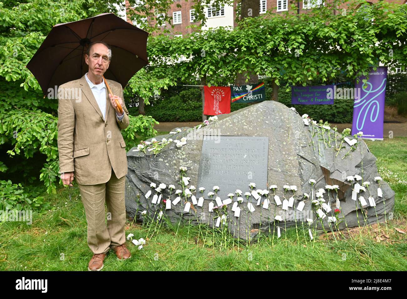 London, Großbritannien. 15.. Mai 2022. . 15.. Mai 2022. Gastgeber Michael Mears beim Internationalen Tag der Kriegsdienstverweigerer in Vergangenheit und Gegenwart. Auf der ganzen Welt werden viele Menschen inhaftiert oder gezwungen, aus ihren Heimatländern zu fliehen, weil sie sich geweigert haben, der „CO-Day National Ceremony“ der Streitkräfte am Tavistock Square, London, Großbritannien, beizutreten. - 15. Mai 2022. Kredit: Picture Capital/Alamy Live Nachrichten Kredit: Picture Capital/Alamy Live Nachrichten Stockfoto