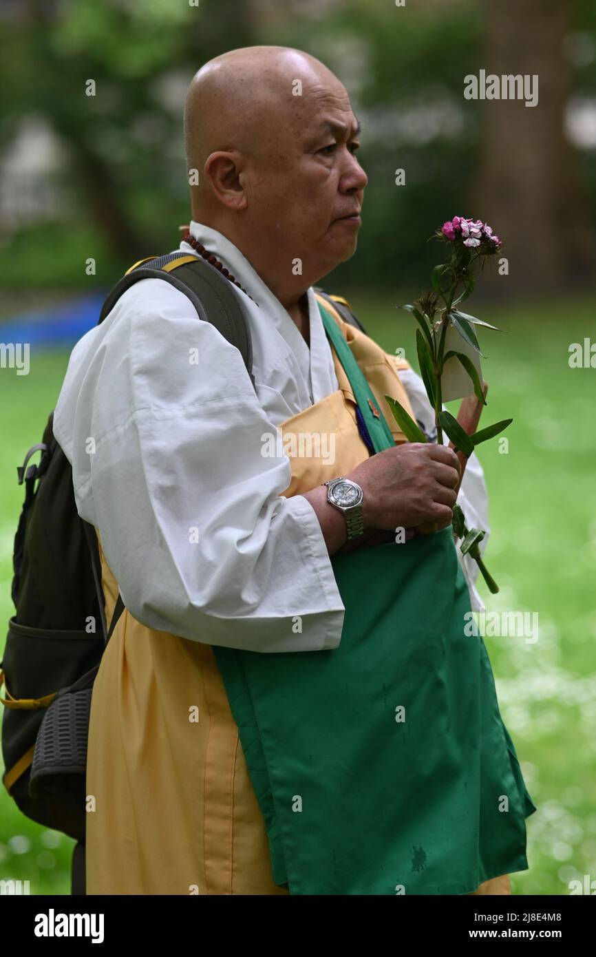 London, Großbritannien. 15.. Mai 2022. . 15.. Mai 2022. Ein japanischer Mönch nahm an dem Internationalen Tag der Kriegsdienstverweigerer Teil, sowohl in der Vergangenheit als auch in der Gegenwart. Auf der ganzen Welt werden viele Menschen inhaftiert oder gezwungen, aus ihren Heimatländern zu fliehen, weil sie sich geweigert haben, der „CO-Day National Ceremony“ der Streitkräfte am Tavistock Square, London, Großbritannien, beizutreten. - 15. Mai 2022. Kredit: Picture Capital/Alamy Live Nachrichten Kredit: Picture Capital/Alamy Live Nachrichten Stockfoto