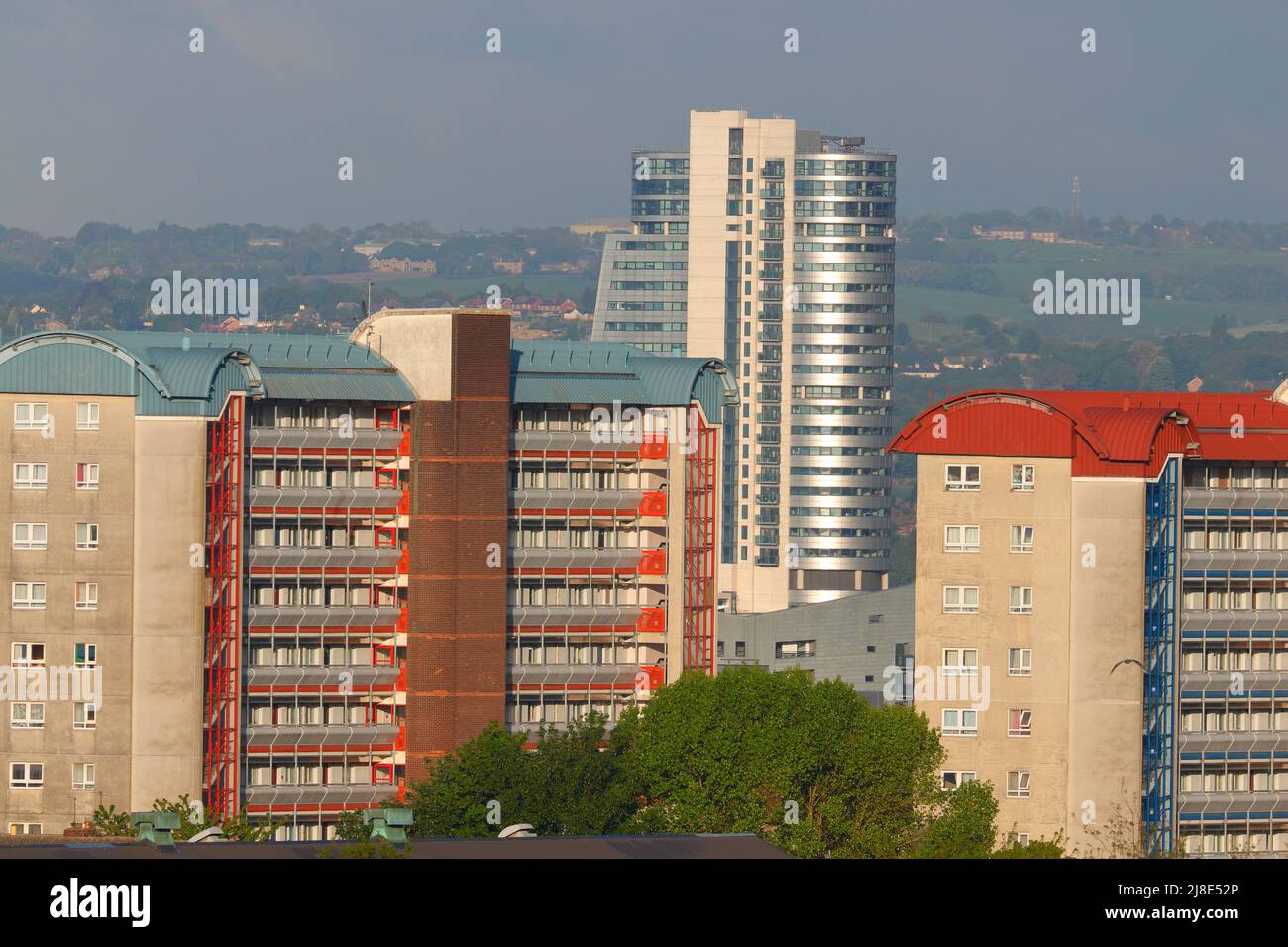 Das metallische Bridgewater Place-Gebäude im Stadtzentrum von Leeds und die flachen Wohnungen Saville Green & Appleton Court Stockfoto