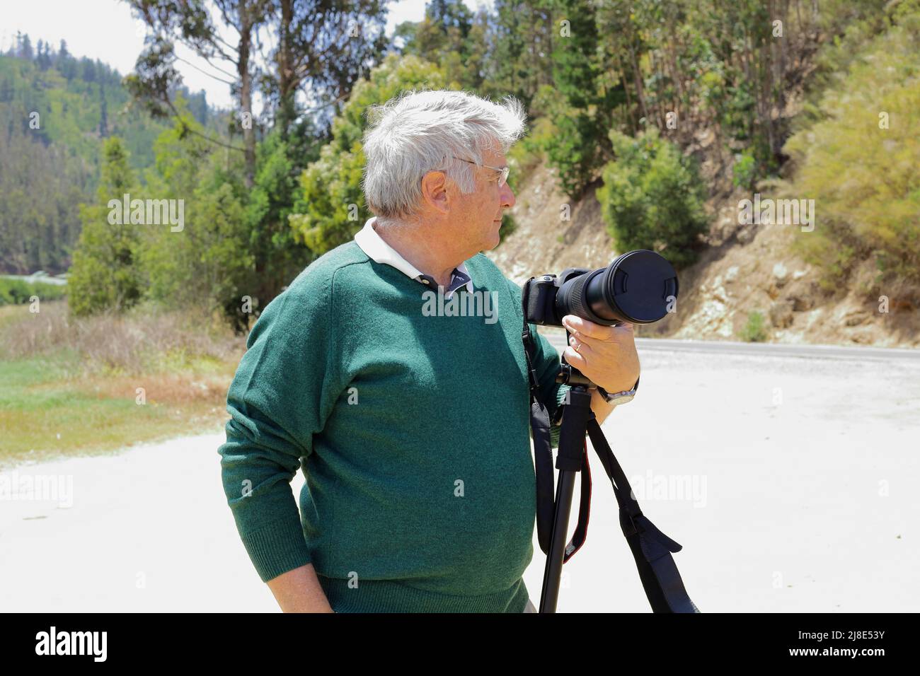 Älterer Mann mit Kamera bei Aktivitäten im Freien Stockfoto