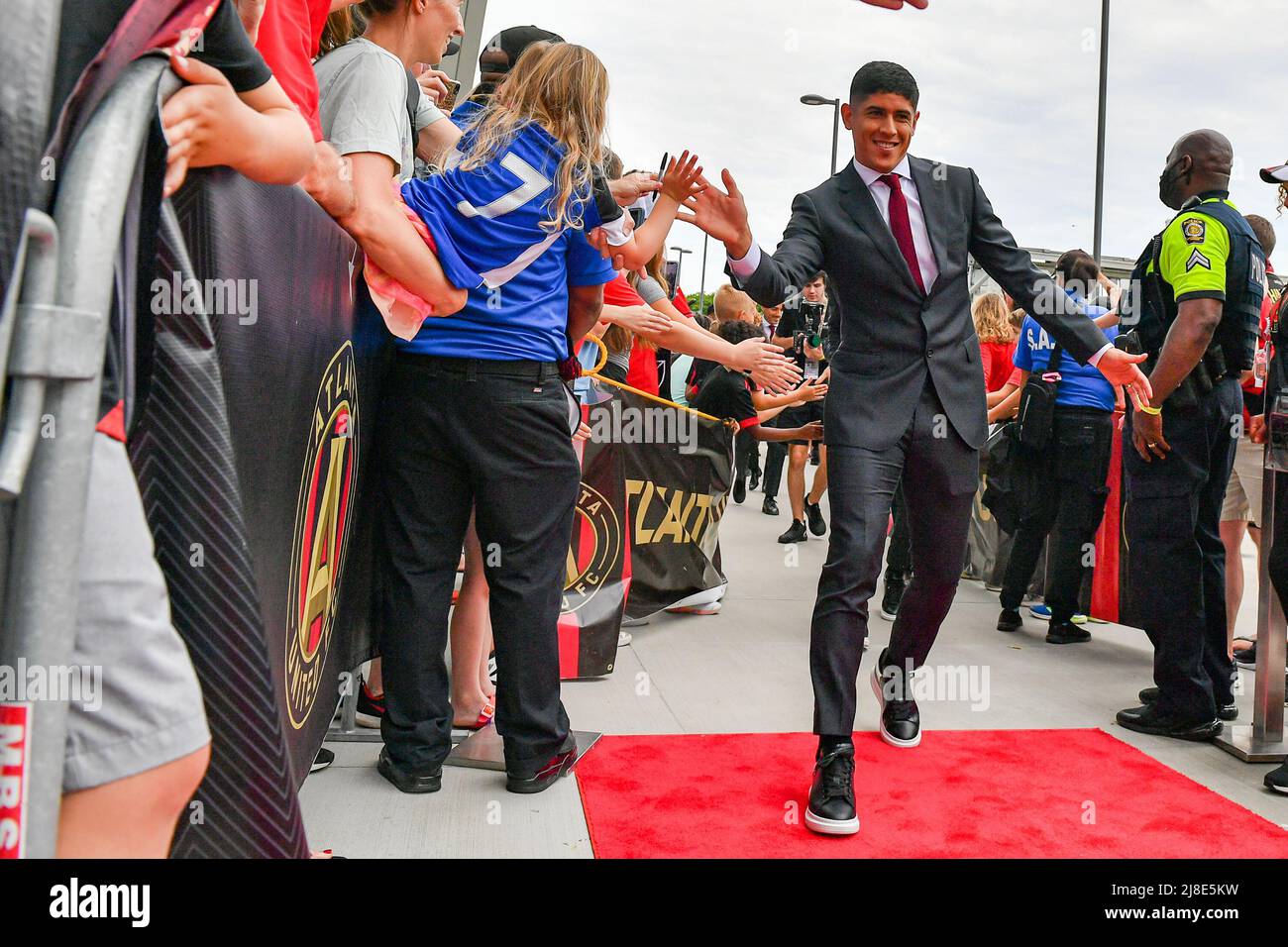 ATLANTA, GA Ã MAI 15: Atlanta-Verteidiger Alan Franco (6) begrüßt die Fans vor dem Start des MLS-Spiels zwischen der New England Revolution und dem Atlanta United FC am 15.. Mai 2022 im Mercedes-Benz Stadium in Atlanta, GA. (Bild: © Rich von Biberstein/Icon SMI via ZUMA Press) Stockfoto
