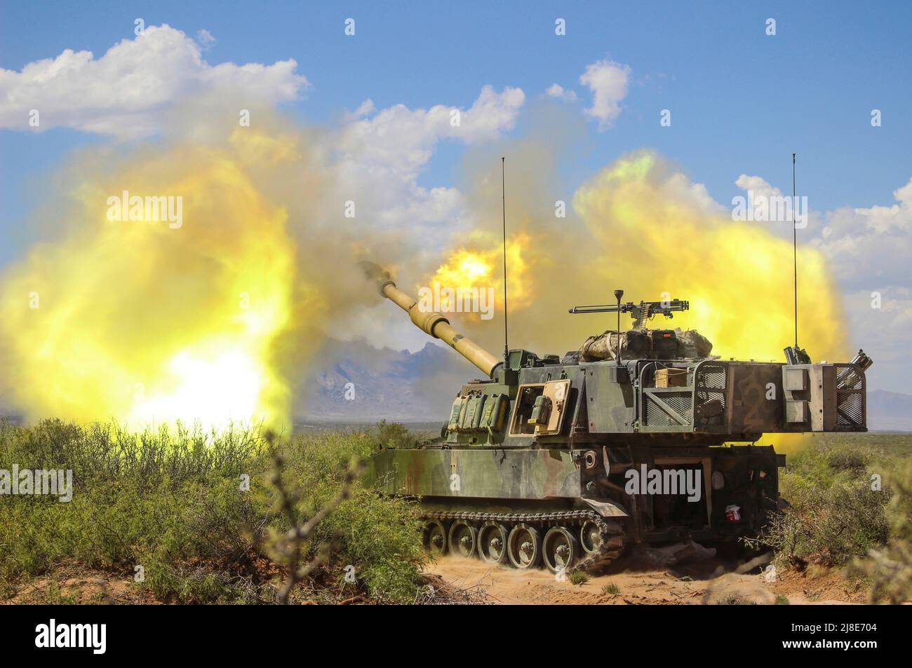 Soldaten der US-Armee mit Bravo Battery, 2. Bataillon, 114. Field Artillery Regiment, führen Live-Feuermanöver mit einer selbstfahrenden Haubitze des Paladins M109A6 in Fort Bliss, 28. April 2018 in Dona Ana, New Mexico, durch. Stockfoto