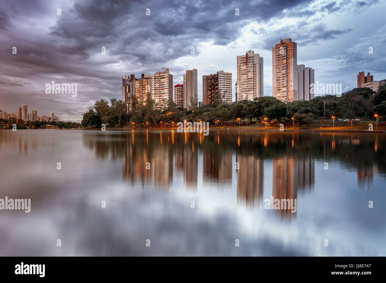Blick auf den Igapó-See in der brasilianischen Stadt Londrina mit modernen Gebäuden im Hintergrund Stockfoto