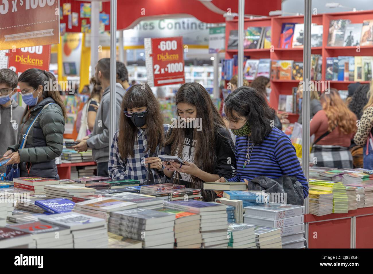 Buenos Aires, Argentinien - 15.. Mai 2022: Junge Menschen kaufen Bücher auf der Buchmesse in Buenos Aires. Stockfoto