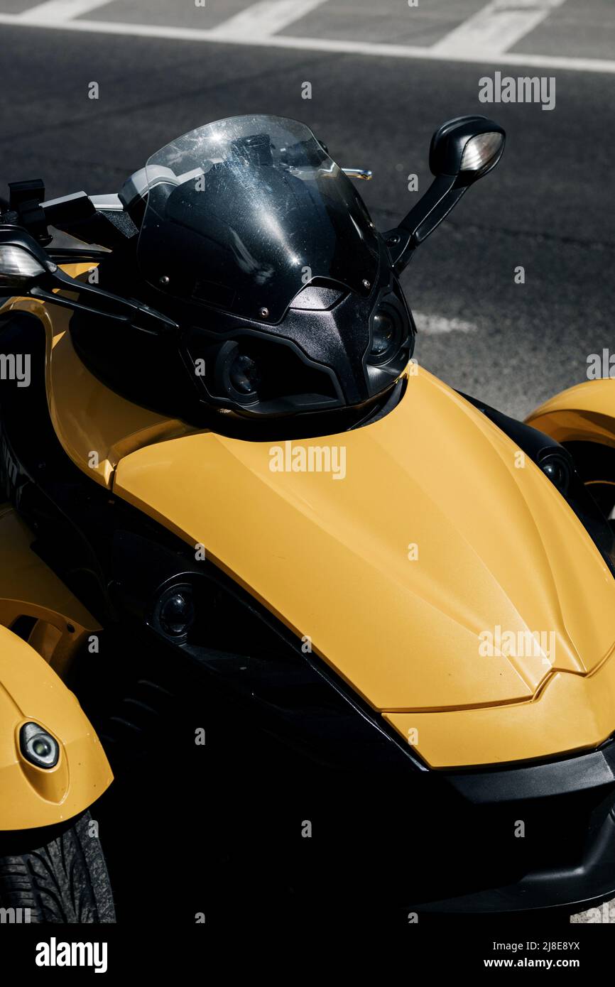 Bunte dreirädrige Motorrad Nahaufnahme. Modernes Motorrad. Neues Dreirad Stockfoto