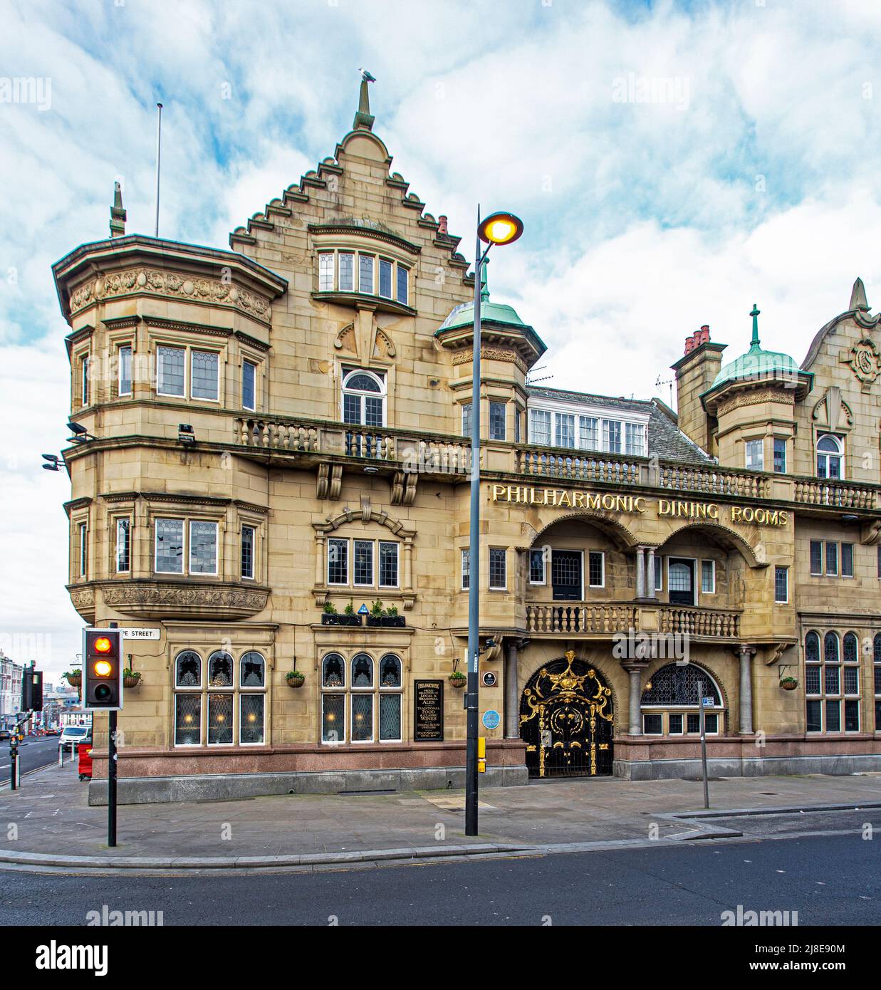 Die Philharmonic Dining Rooms im Stadtzentrum von Liverpool. Außenaufnahme des Gebäudes. Pub;Pubs;Trinken;Alkohol;england;Großbritannien;englischer Pub;publ Stockfoto