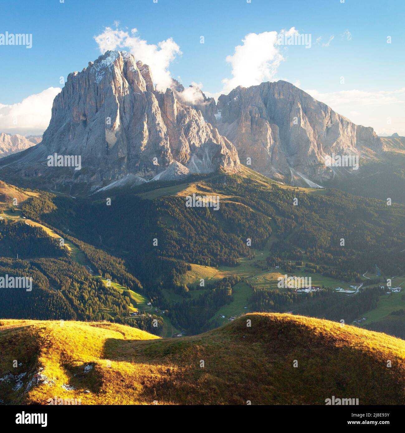 Plattkofel (Sasso Piatto) und Grohmannspitze (Sasso Levante) schöne Reittiere im Fassatal bei Sellagrupe, Südtirol, Dolomiten, Italien Stockfoto