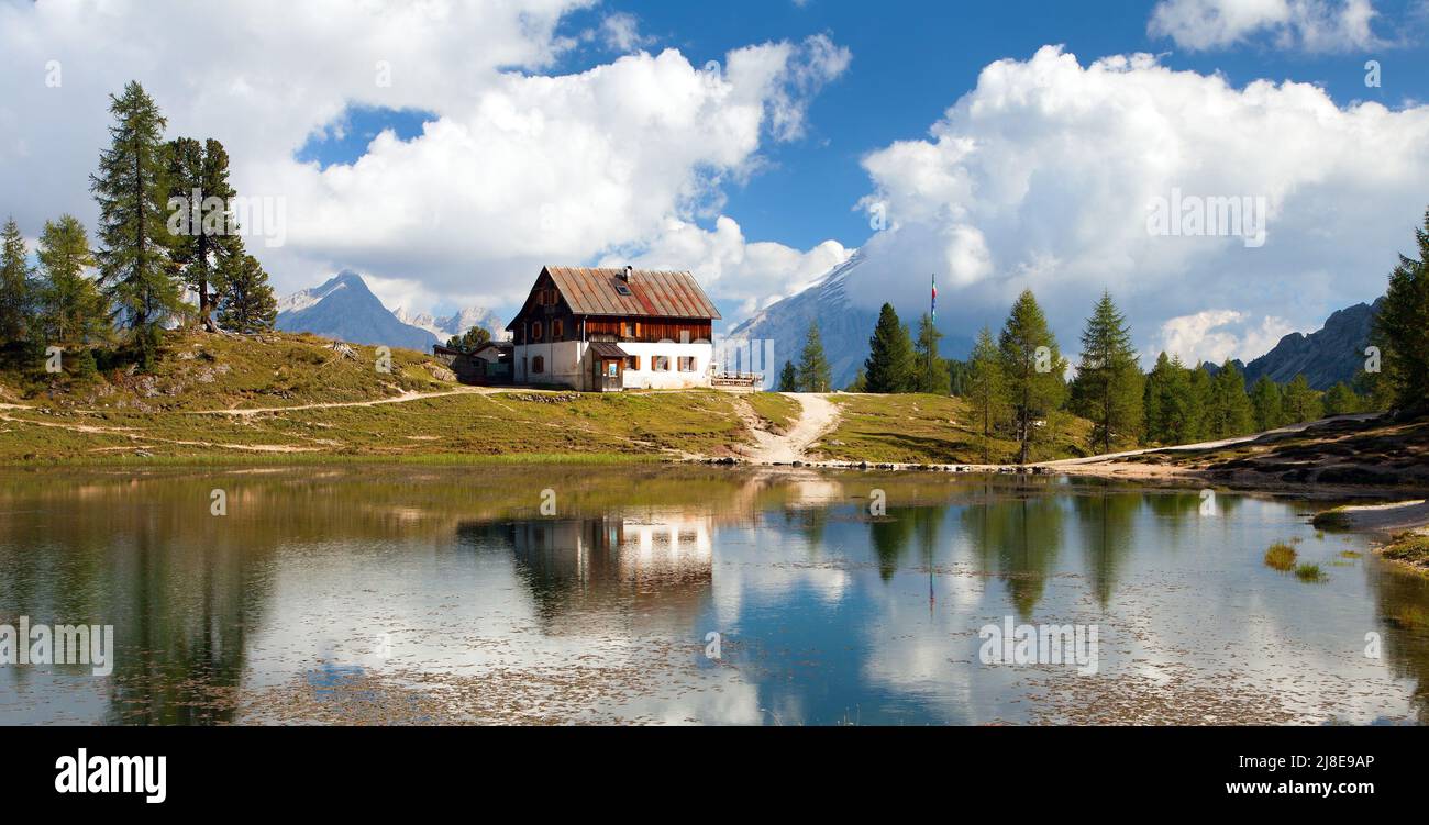 Lago de Federa und rifugio Croda da Lago in der Nähe von Cortina d Ampezzo, Alpen dolomiten, Italien Stockfoto