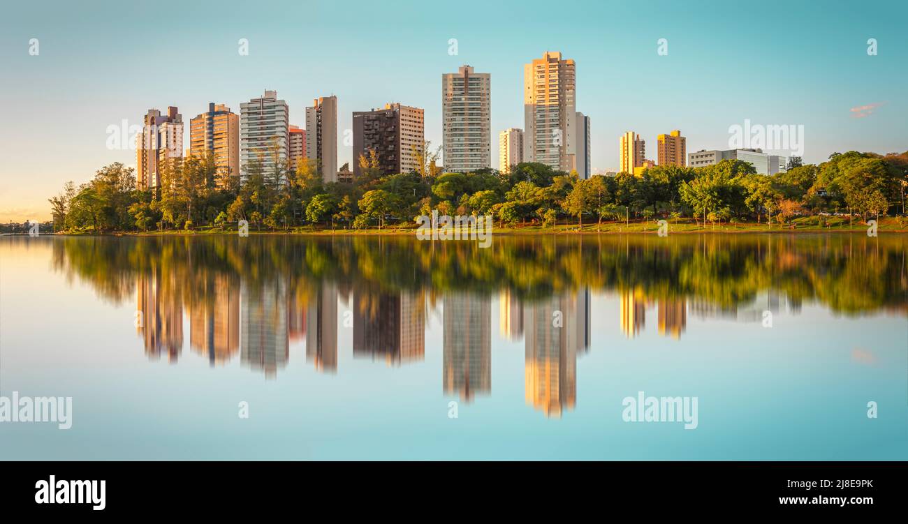 Blick auf den Igapó-See in der brasilianischen Stadt Londrina mit modernen Gebäuden im Hintergrund Stockfoto