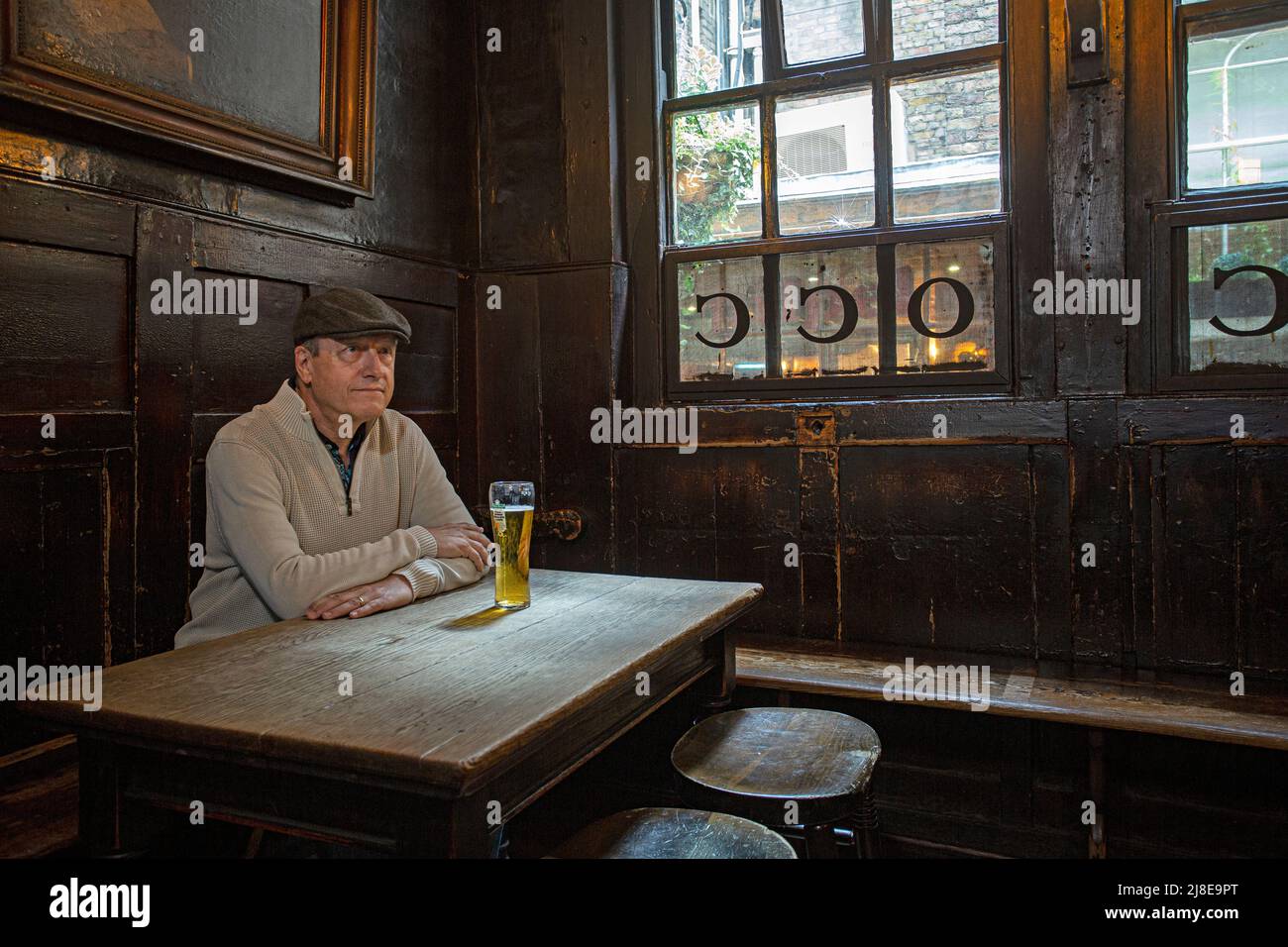 Mann trinkt Bier in einem traditionellen Pub, dem Ye Olde-Käse, The City of London, Vereinigtes Königreich Stockfoto