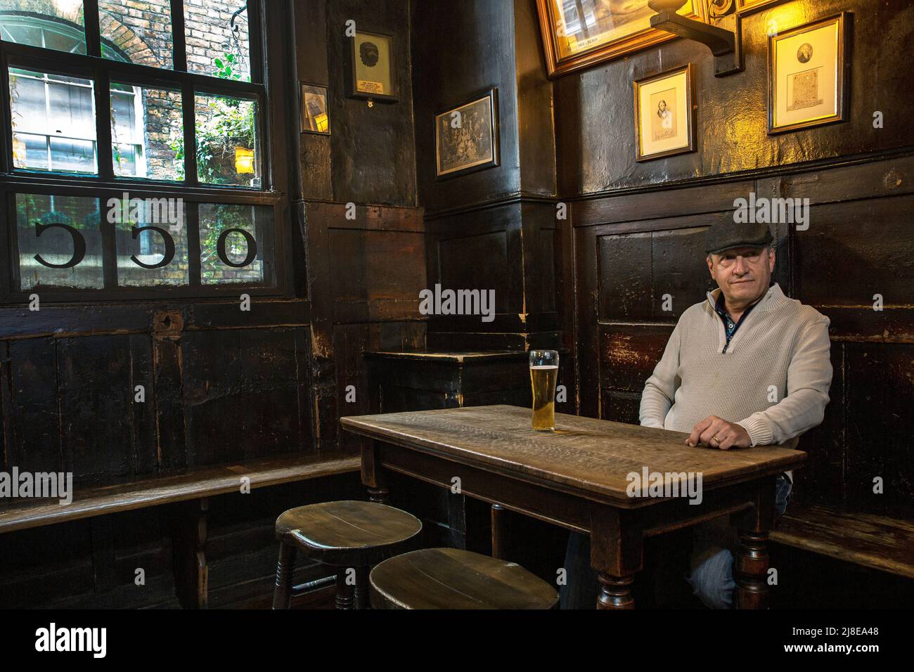 Mann trinkt Bier in einem traditionellen Pub, dem Ye Olde-Käse, The City of London, Vereinigtes Königreich Stockfoto