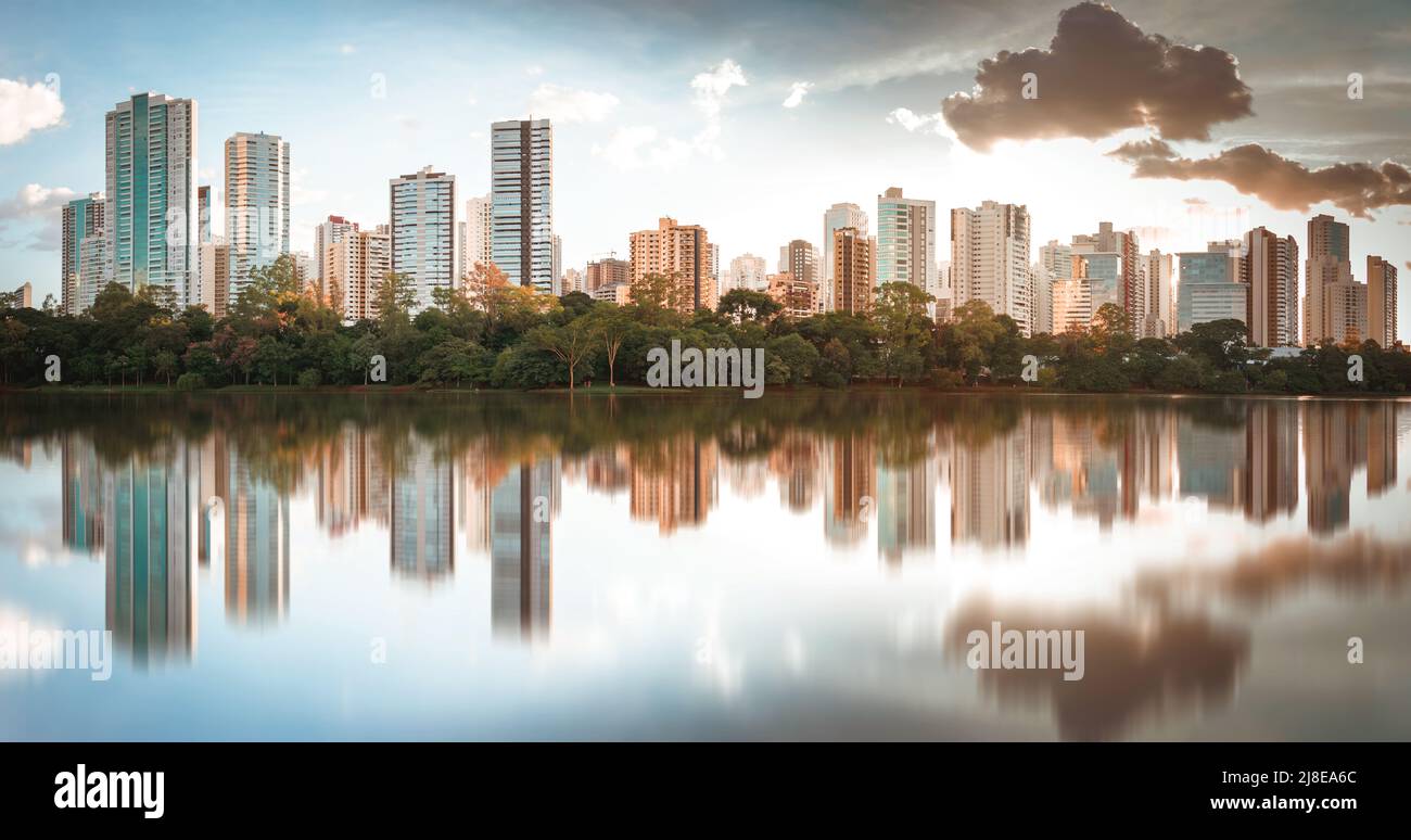 Blick auf den Igapó-See in der brasilianischen Stadt Londrina mit modernen Gebäuden im Hintergrund Stockfoto