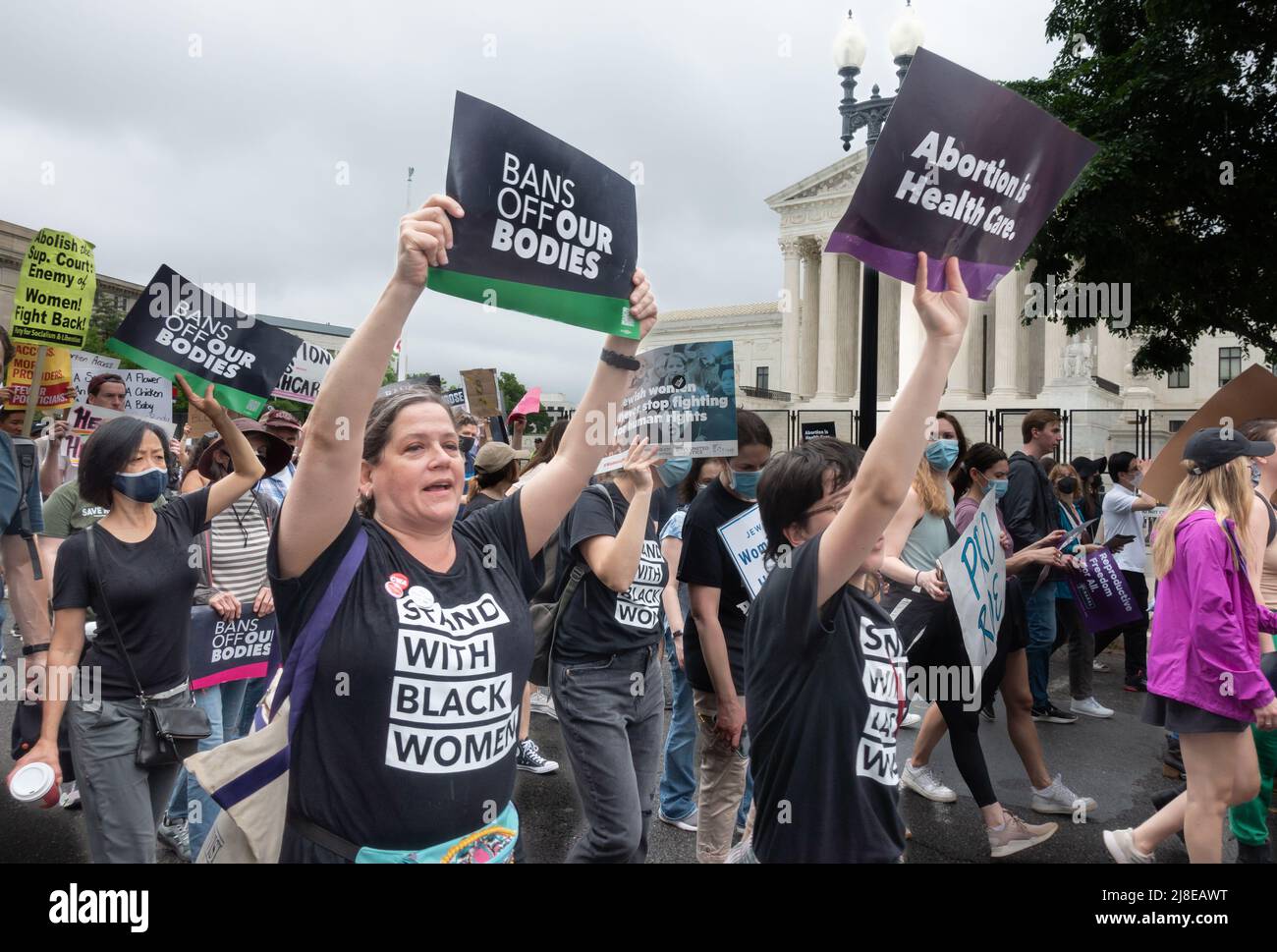 14. Mai 2022: Pro-Choice-Demonstranten marschieren am Obersten Gerichtshof vorbei, einem Teil des Aktionstages „Verbote unserer Körper“, der gegen ein vorhergegangenes Urteil des Gerichtshofs zur Umgehung von Roe V Wade protestiert. Ziel ist es, Abtreibungsrechte zu unterstützen und gewählte Beamte dazu zu drängen, den Zugang zu Abtreibungen durch Rechtsvorschriften zu schützen. Stockfoto