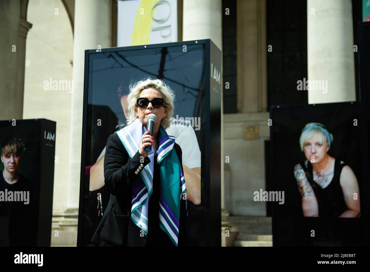Manchester, Großbritannien. 15.. Mai 2022. Posie Parker spricht beim Anti-Trans-Protest Pro-Trans-Demonstranten versammelten sich auf dem Petersplatz, um gegen Posey Parker, eine feministische Sprecherin, zu protestieren, die eine Kundgebung in Manchester organisierte. Kredit: SOPA Images Limited/Alamy Live Nachrichten Stockfoto