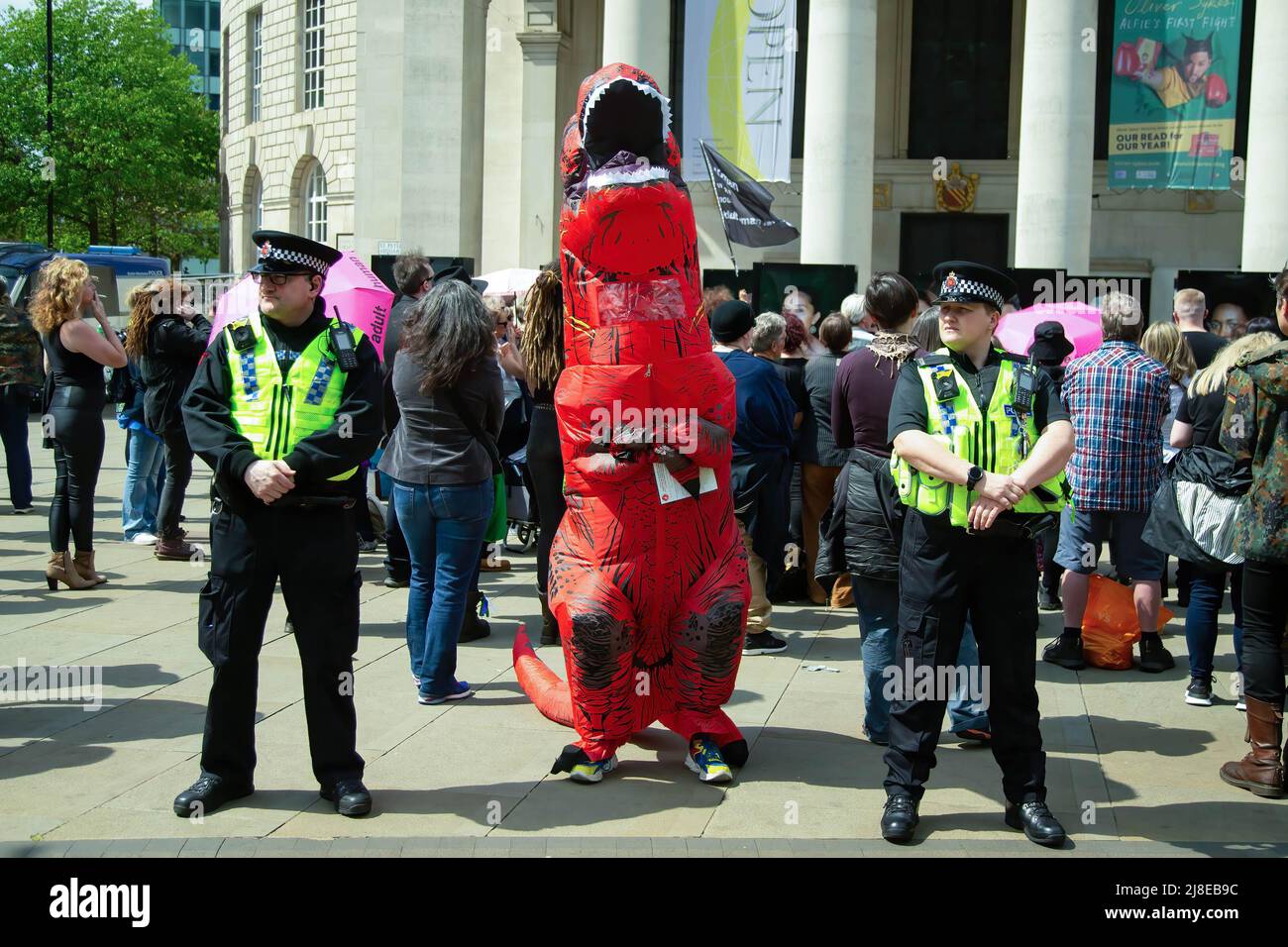 Manchester, Großbritannien. 15.. Mai 2022. Ein als Dinosaurier gekleideter Protestler nimmt am Anti-Trans-Protest Teil. Pro Trans-Demonstranten versammelten sich auf dem Petersplatz, um gegen Posey Parker, eine feministische Sprecherin, zu protestieren, die eine Kundgebung in Manchester organisierte. Kredit: SOPA Images Limited/Alamy Live Nachrichten Stockfoto