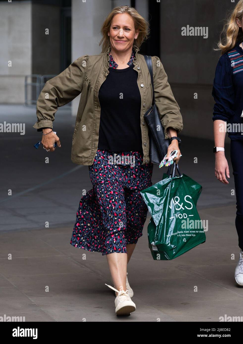 London, Großbritannien. 15.. Mai 2022. Die Moderatorin Sophie Raworth verlässt das BBC Broadcasting House, nachdem sie ‘Sunday Morning' in London moderiert hatte. (Foto von Tejas Sandhu/SOPA Images/Sipa USA) Quelle: SIPA USA/Alamy Live News Stockfoto