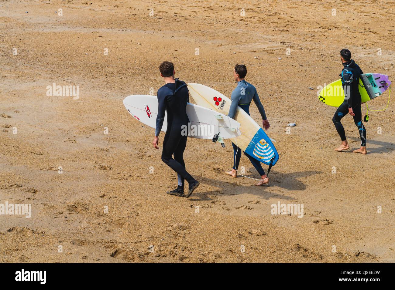 Biarritz, Frankreich, 18. April 2022. Junge Surfer auf der Grande Plage in der Stadt Biarritz, in Frankreich Stockfoto